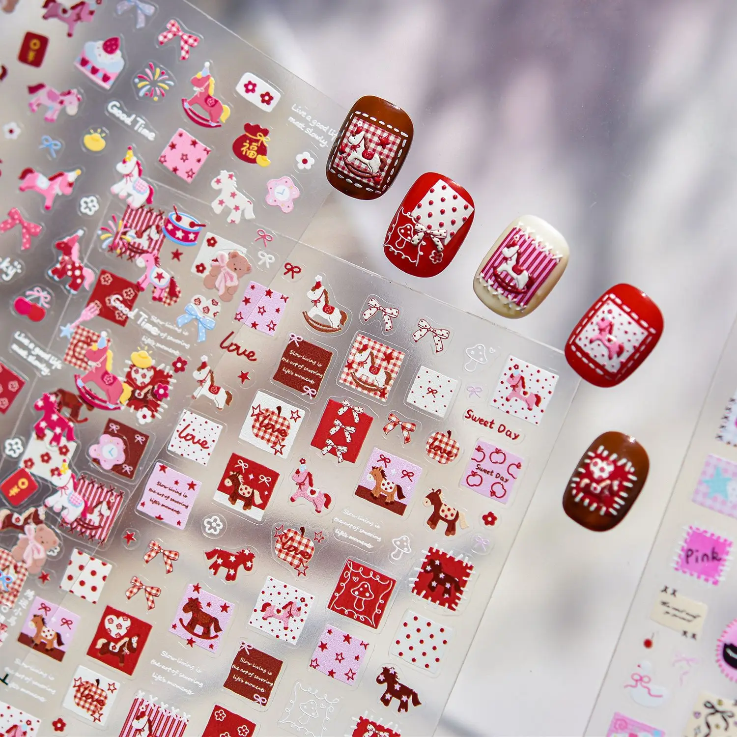 Retro rot-weiß kariertes Trojanisches Pferd Herz Polka Dot Lovely 5D Nail Art Aufkleber Cartoon selbstklebende Nail Art Dekor Maniküre
