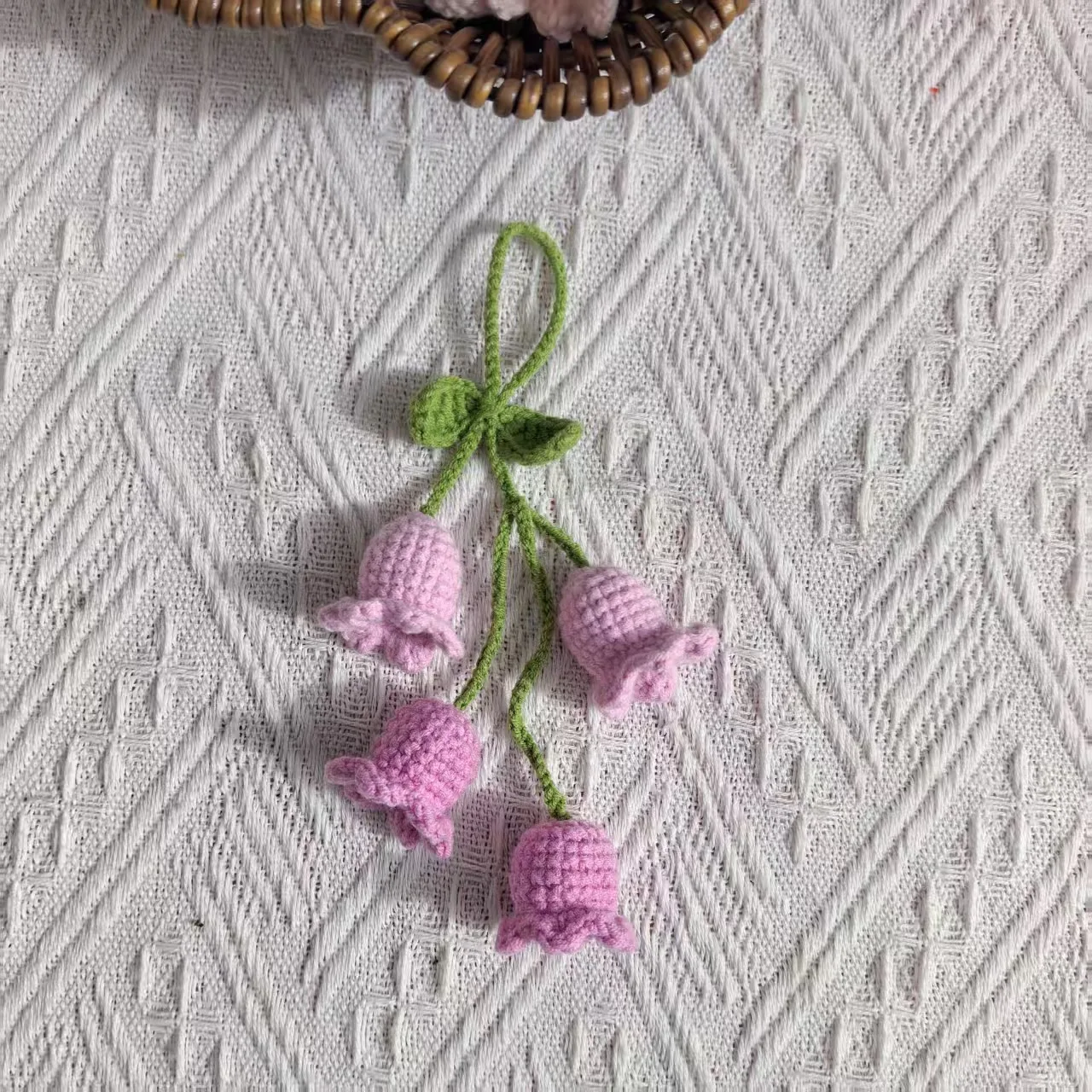 Niedlicher gehäkelter Puff-Glockenblumen-Anhänger, fertig handgefertigt, Maiglöckchen-Blume, Rucksack-Dekoration, Geschenk für Freunde – Detail 3