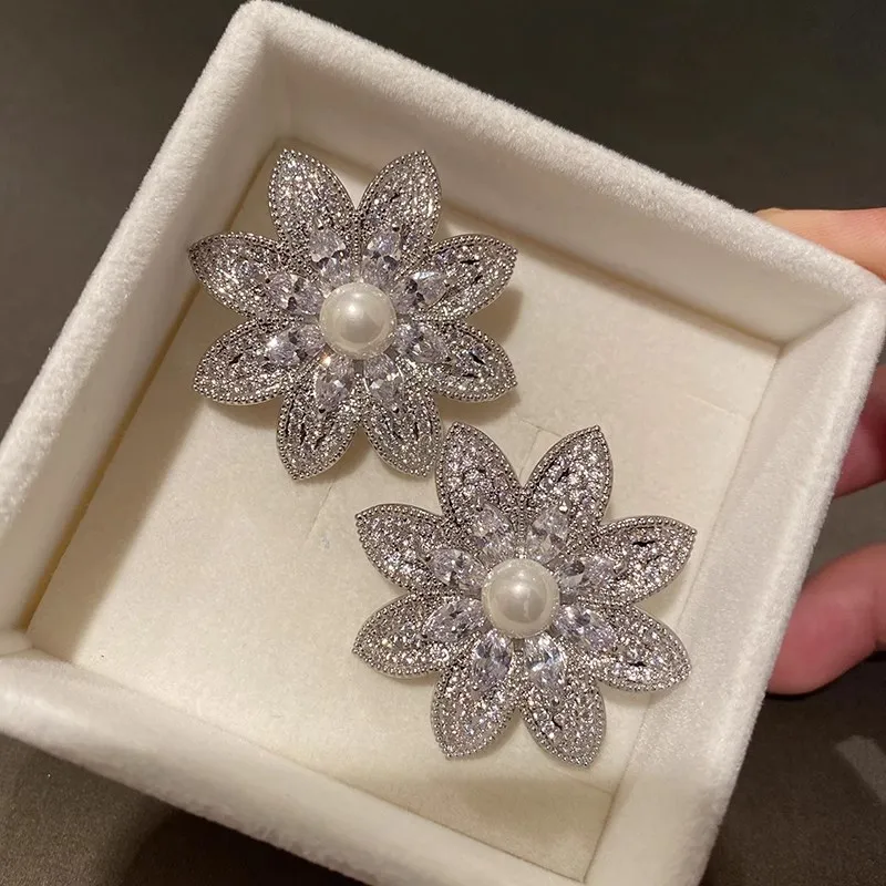 

Light Luxury Zircon Flower Simple Earrings