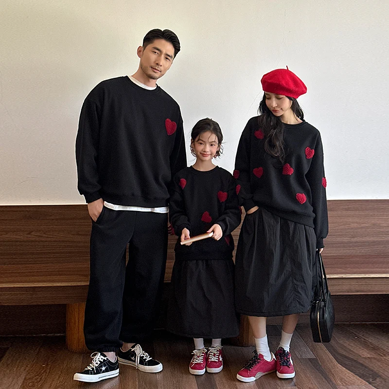 

Family Look Mom and Daughter Dad Son Clothing Set Long Sleeve Heart Warm Sweatshirt And Bottom Matching Clothes New Year Outfit
