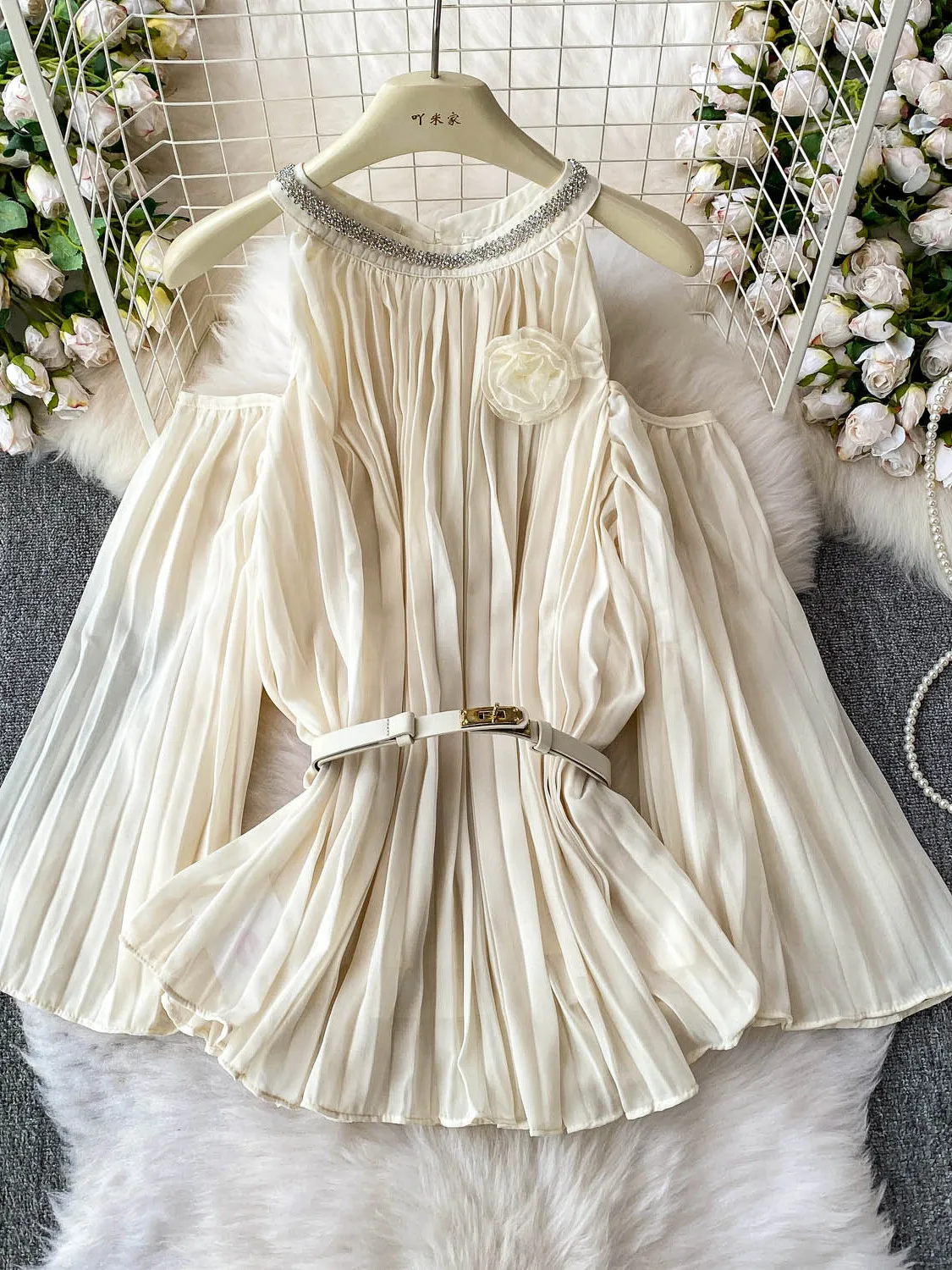 

Flower Diamond Round Neck Flared Sleeve Shirt for Women's New Style with Straps Waist Cinching Slimming Pleated Top