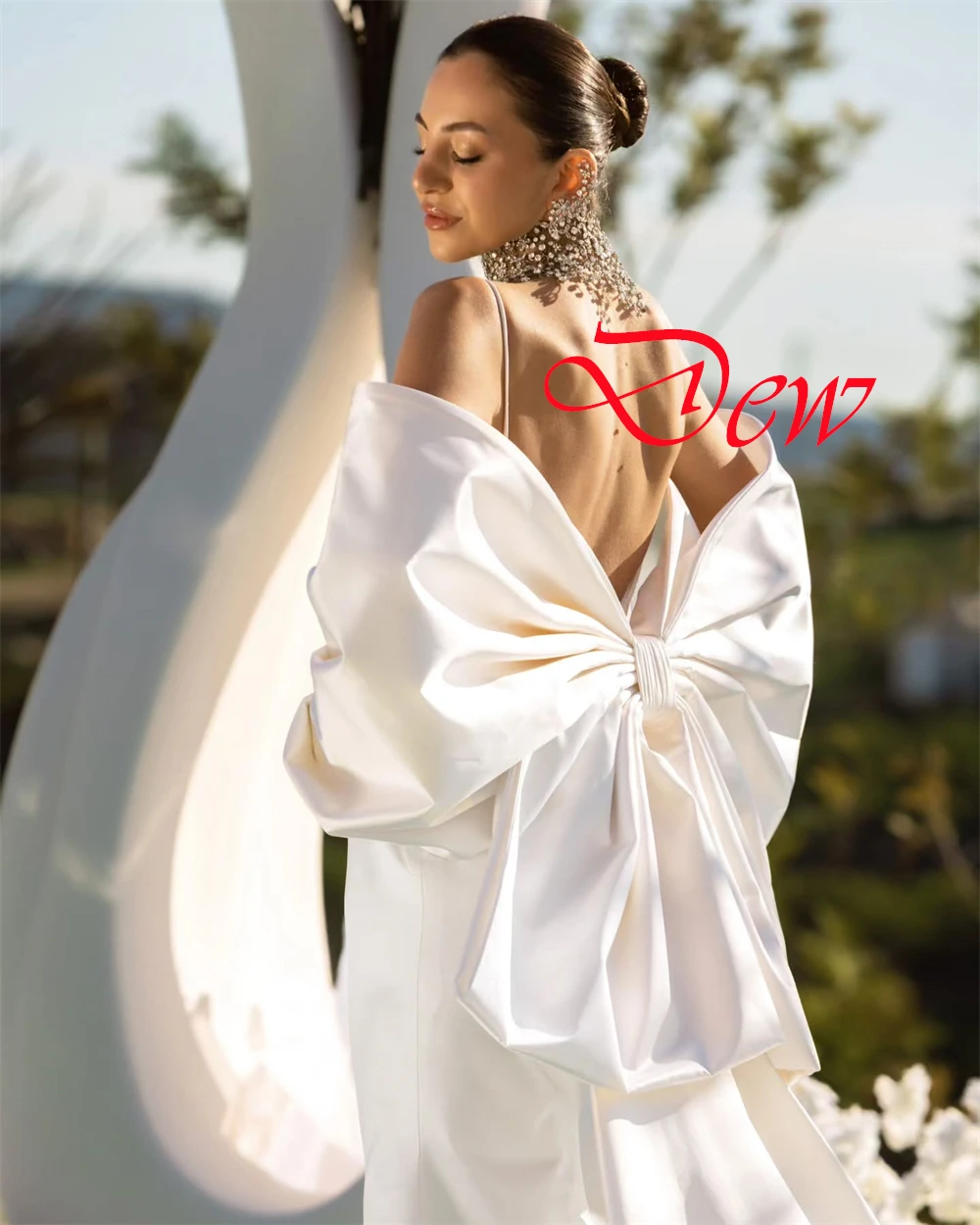 カスタマイズされた高品質ホワイトサテンブライダルドレスシンプルなスクエアカラースパゲッティストラップウェディングドレスチャペルトレインバックレスドレス