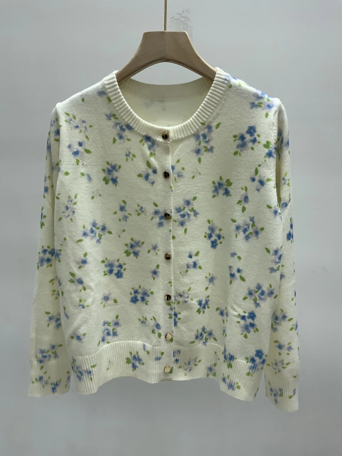 

Высококачественный вязаный свободный крой с круглым вырезом и цветочным принтом, кардиган для женщин, осенне-зимний модный повседневный мягкий свитер C238