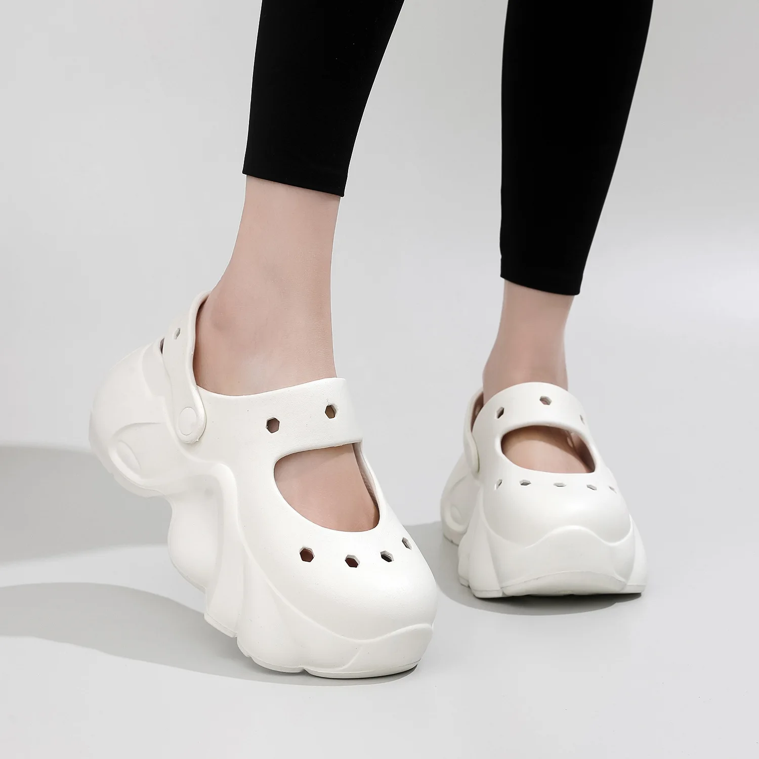 Girls Platform Shoes Non-slip Outdoor Female Beach Sandals Light EVA Women Hole Shoes Soft Sole Comfort Ladies Summer Slides