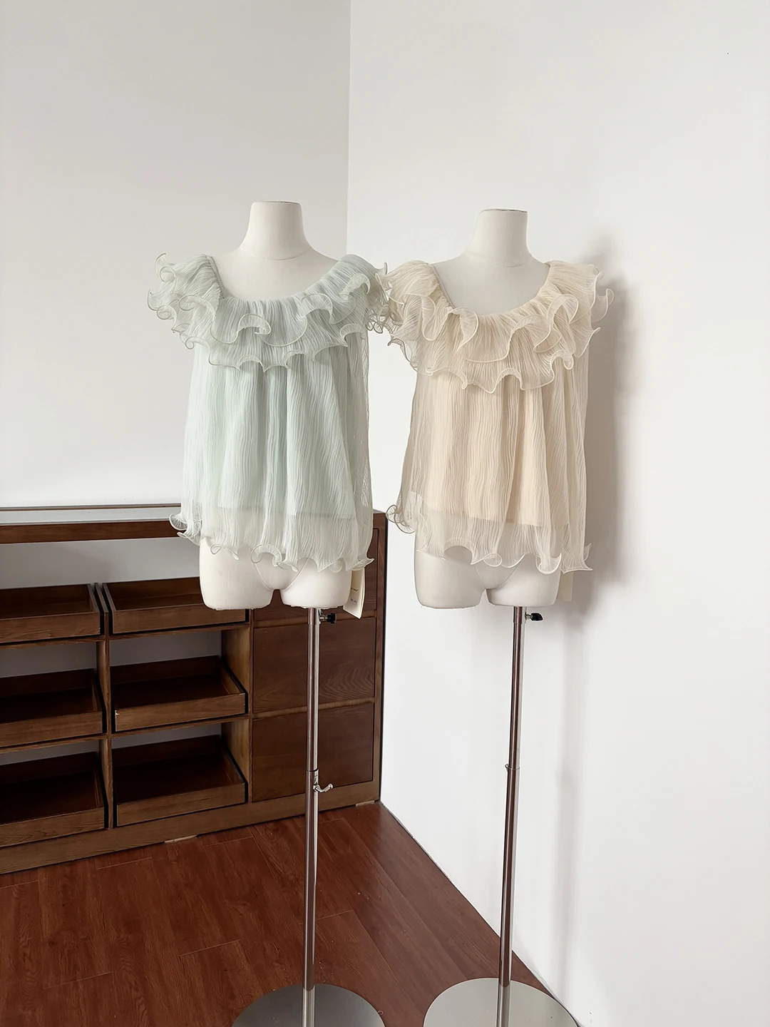 

Elegant Casual Versatile Summer 2026 Women's Sleeveless Shirt with Lace Trim Simple Soft Top Polyester Fiber Short Length