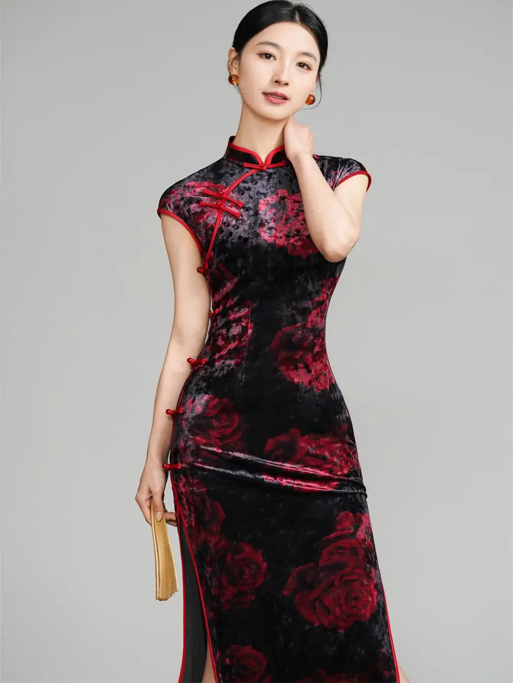 

Новое летнее платье-ципао 2025 года: ретро, эластичное, бархатное, с высоким разрезом, коротким рукавом, расшитое бисером, для повседневной носки