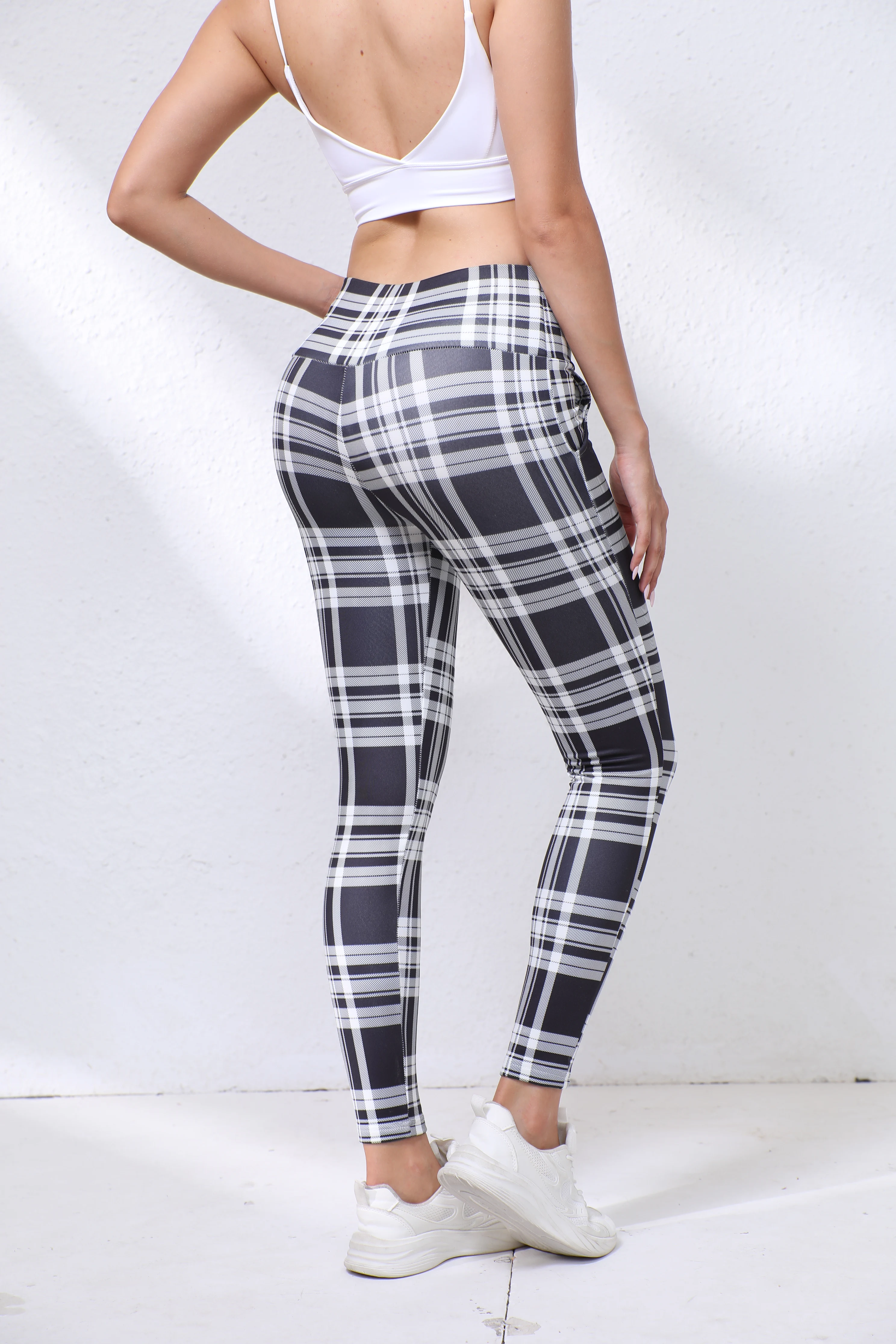 Women's Fleece Lined Yoga Pants Black White Plaid Autumn Winter Warm Trousers with Pockets Fitness Sporty Casual Long Trousers