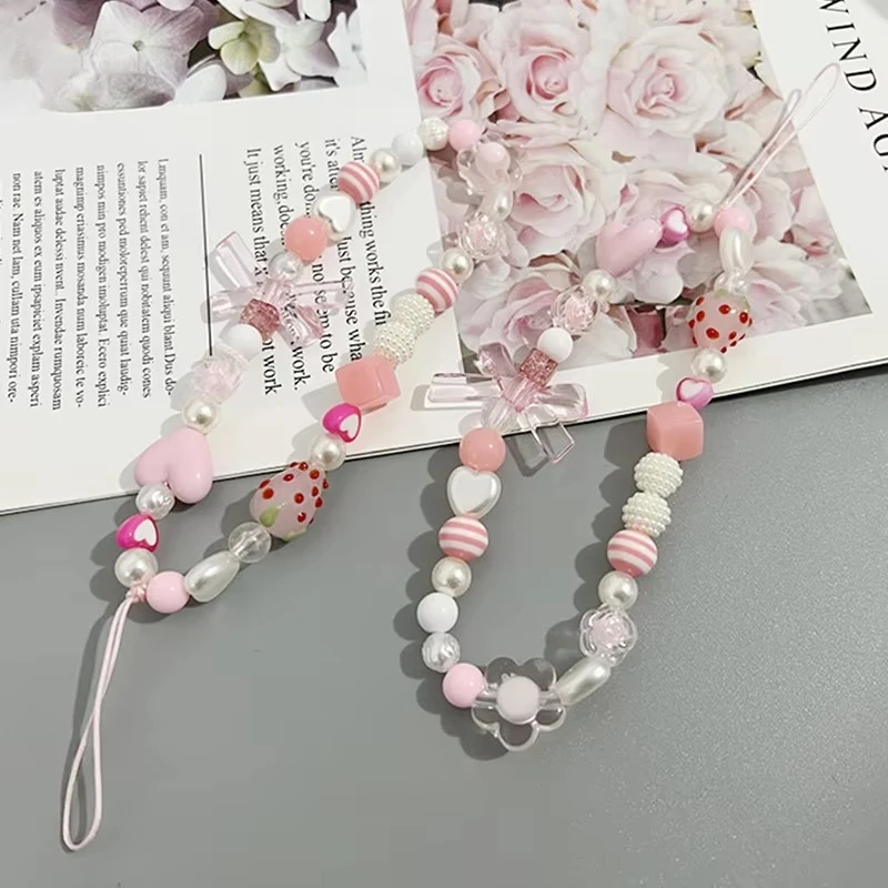 Erdbeerperlen-Handyband – süßes Blumen-Charm-Lanyard für Frauen, Schlüsselanhänger-Anhänger für Handyhülle/Tasche/Kamera (Knotendesign)