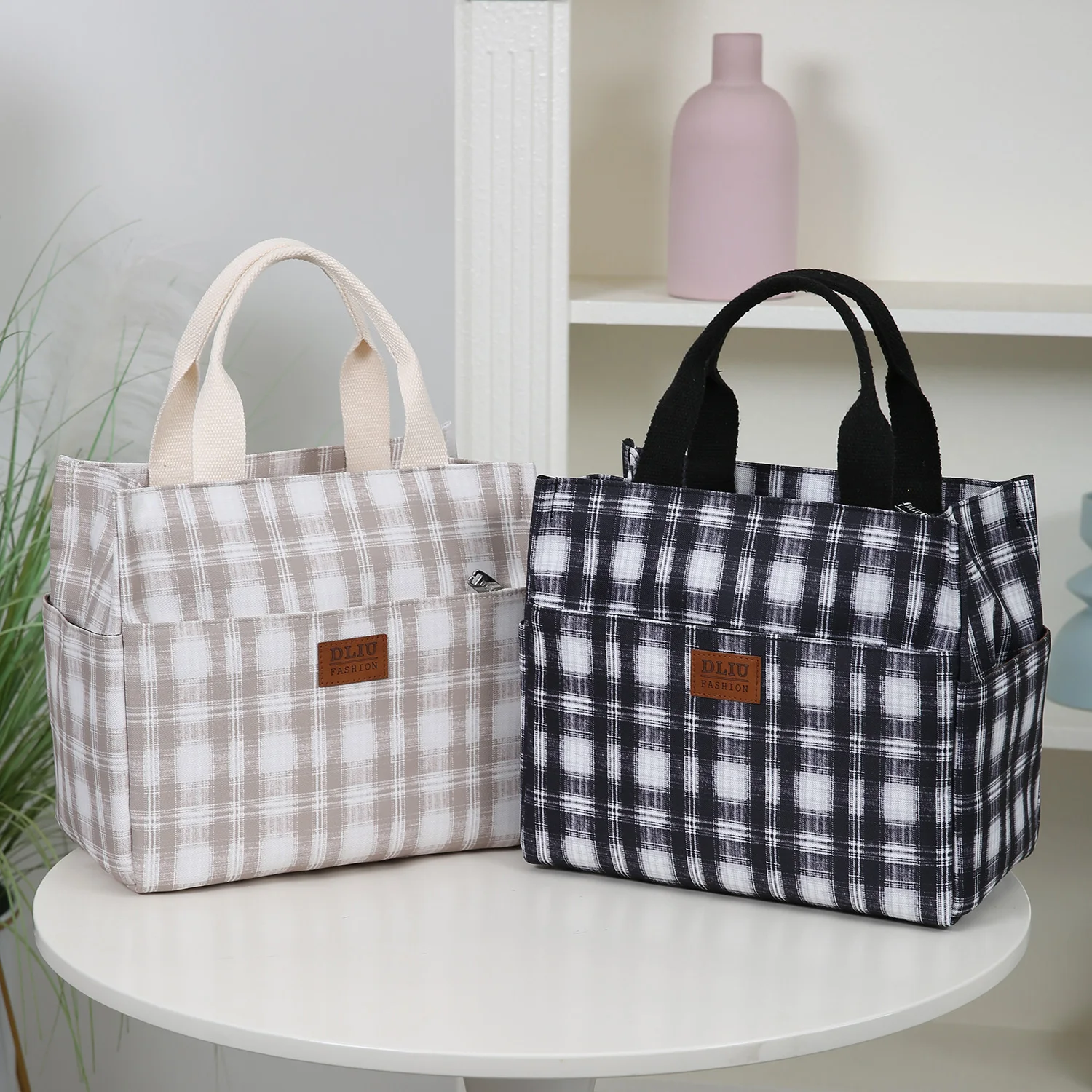 New model, large capacity, checkered pattern, handbag, lunch bag, lunch box storage bag, commuting miscellaneous bag.