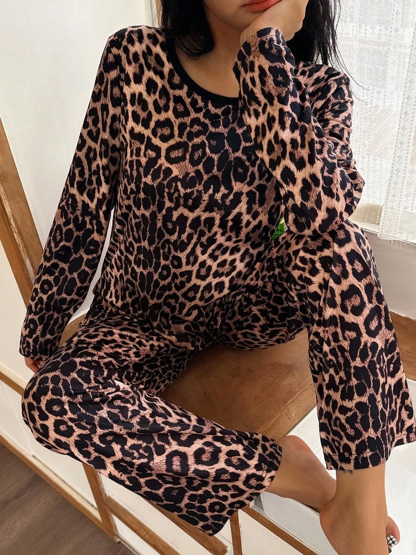 

Leopard Print Long Sleeve Pajama Set for Women, Cozy Lounge Wear with Regular Fit