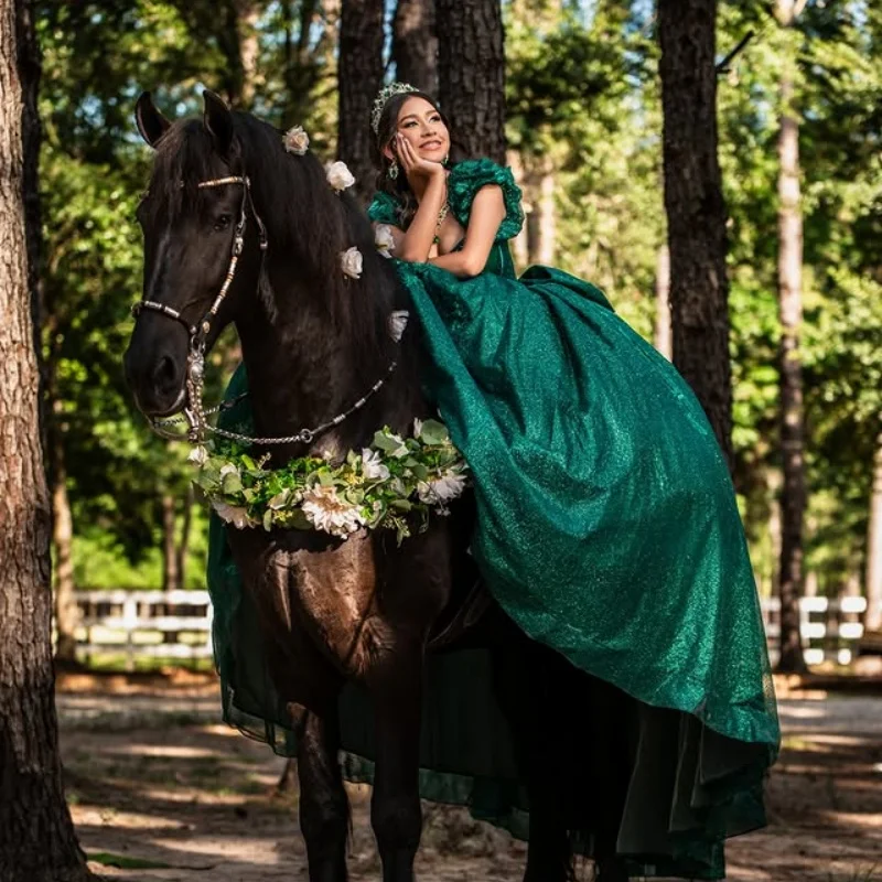 Maßgeschneiderte glänzende grüne Quinceanera-Kleider aus der Schulter, Pailletten-Applikation, langer Schwanz, Schleife, Vestido De 15 Quinceanera