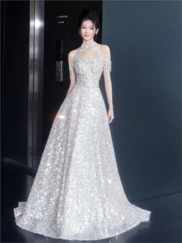 A sequined light luxury and niche neck-hanging dress with toasting vibe for the host's art examination performance