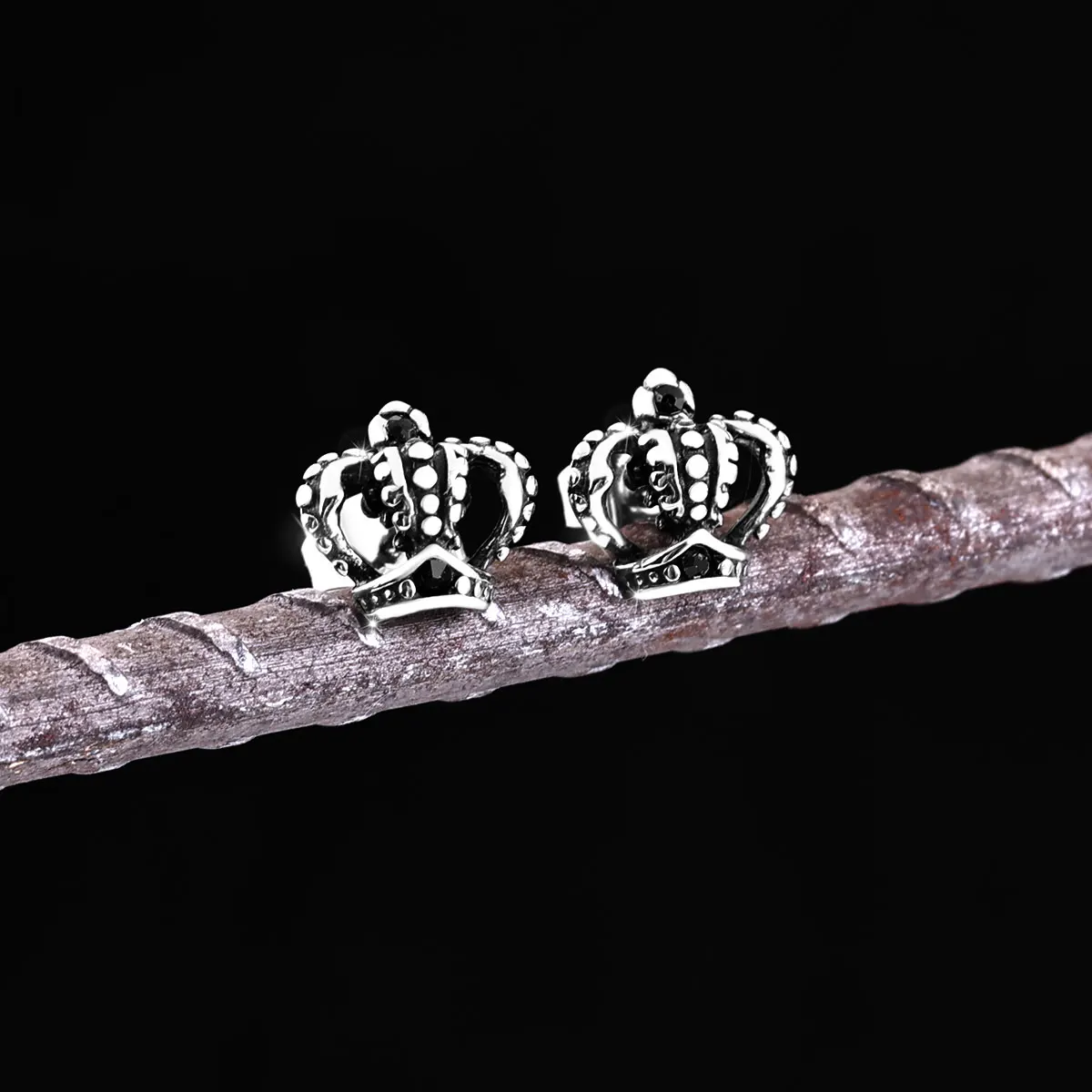 

Scandinavian New Crown Pierced Earrings Europe and USA Men's Fashion Jewelry Earrings High Quality Girls Party Gift Jewelry