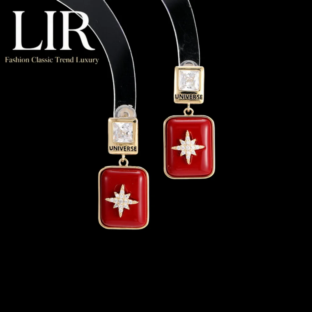 lir-nuovi-orecchini-rossi-ankela-stella-quadrata-geometrica-luce-stellare-versatile-minimalista-rosso-nero-opzionale