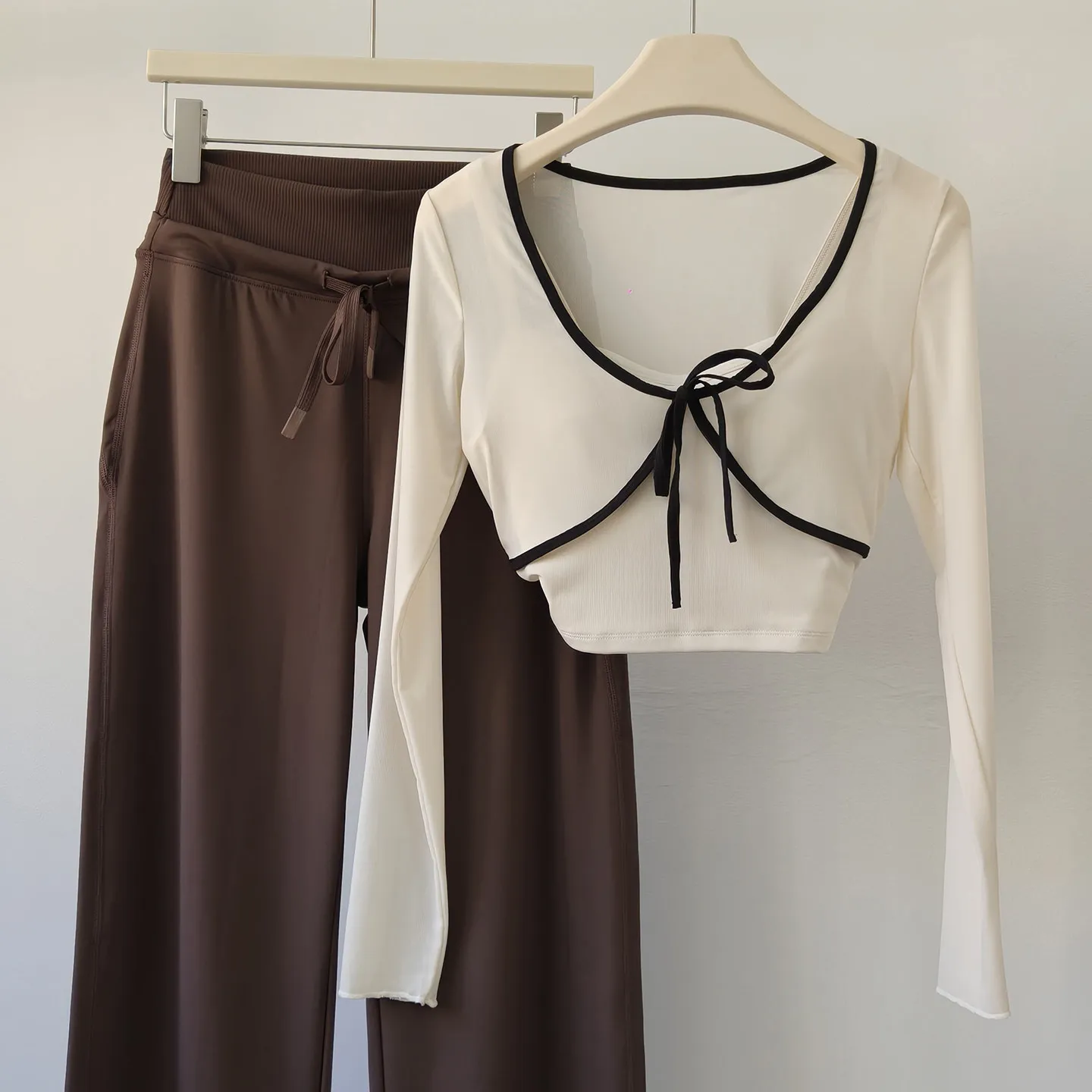 Damen-Yoga-Set mit Brustpolster, Mesh, Kontrastfarben, Fake-Zweiteiler, Langarm, hoher Bund, schmale, weite Leggings und Hose – Detail 7