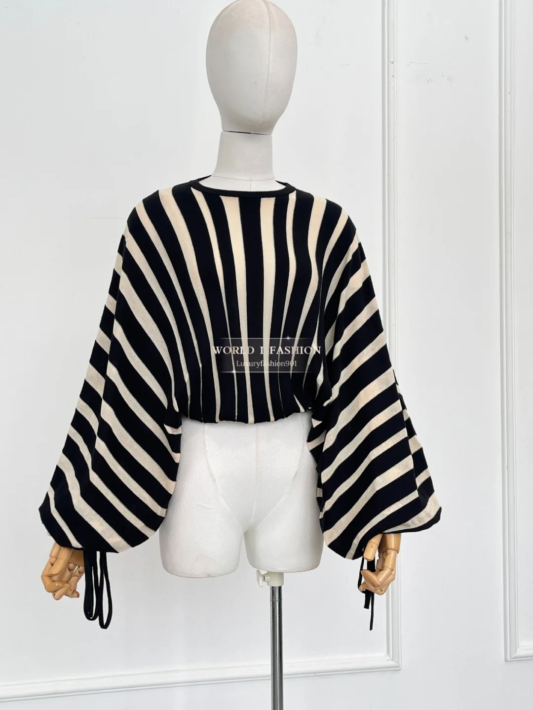 بلوزة نسائية بأكمام طويلة ومطبوعة مخططة باللون الأسود والأحمر والأبيض بتصميم جديد 2025 #6