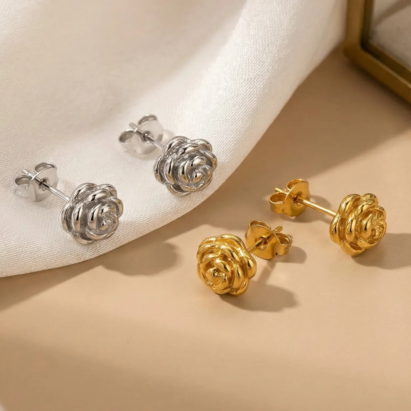 New Light Luxury 18k Gold Earrings Fashionable and Versatile Flower Light Luxury Earrings Stainless Steel Plating