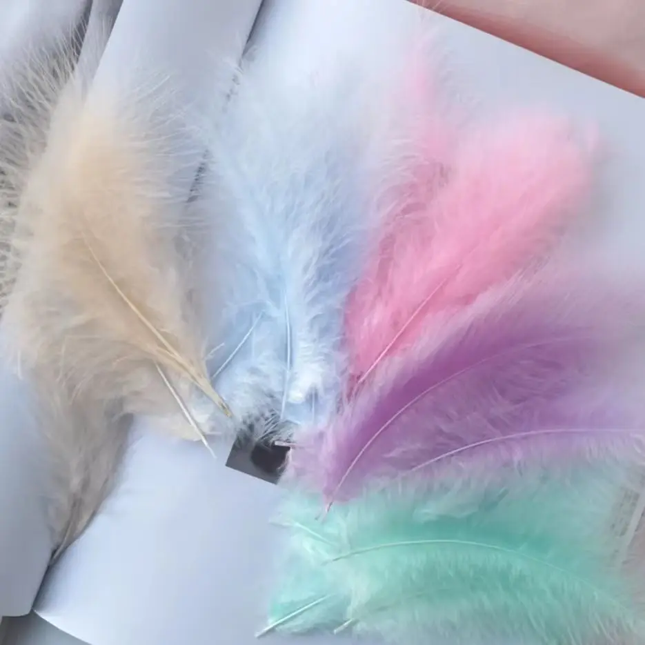 100 Stück Bunte Marabou-Federn Flauschige Truthahnfedern für Flugmaterial, DIY-Schmuck, Traumfänger-Herstellung, Dekorationszubehör