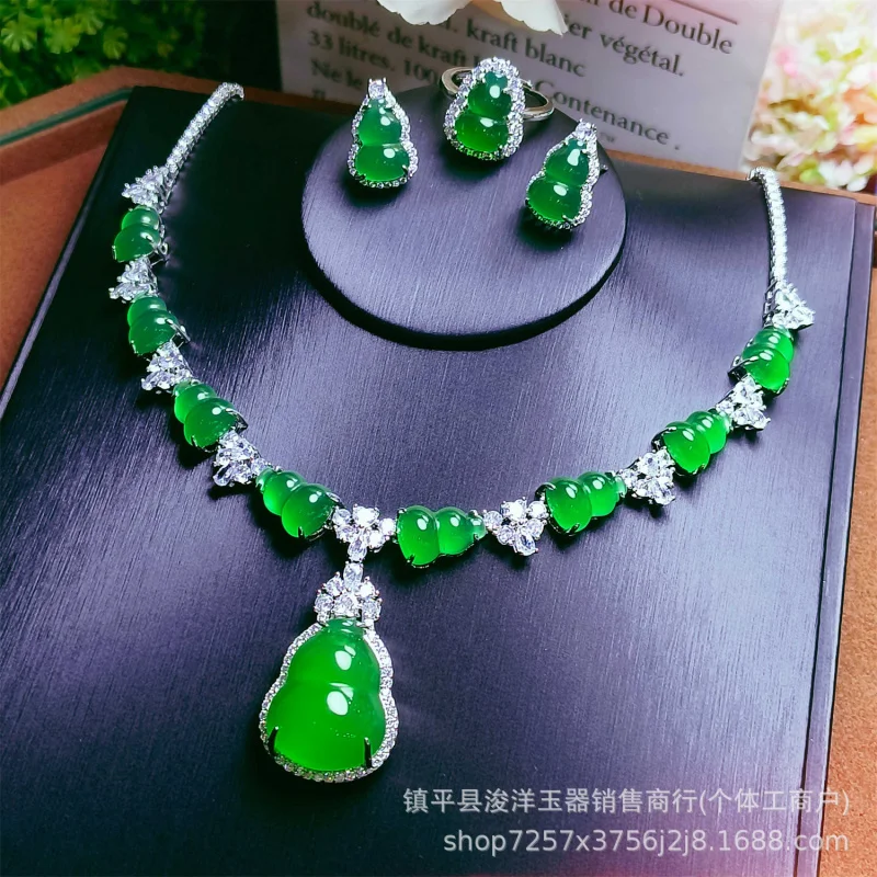 Conjunto de cuatro piezas de ágata violeta natural color hielo: anillo cabujón, pendientes, collar y pulsera