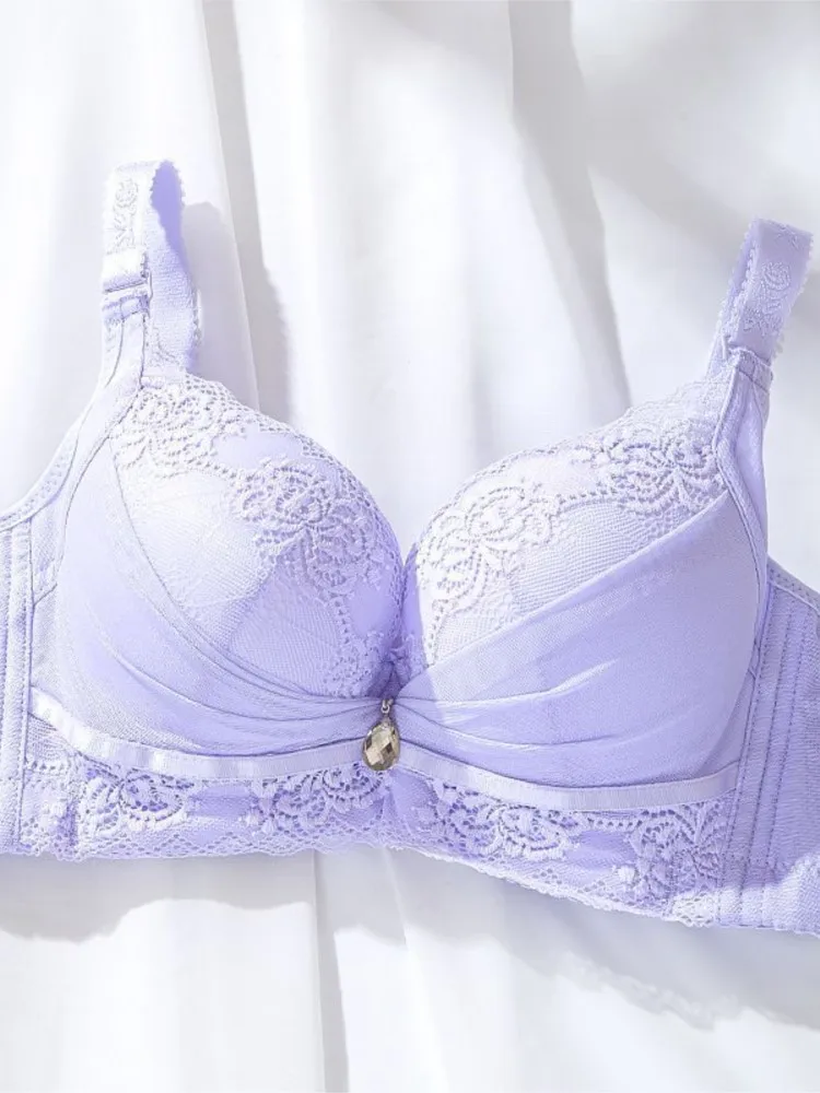 Gather up women\'s bras and bras without steel rings to prevent them from losing weight, making them comfortable and pure