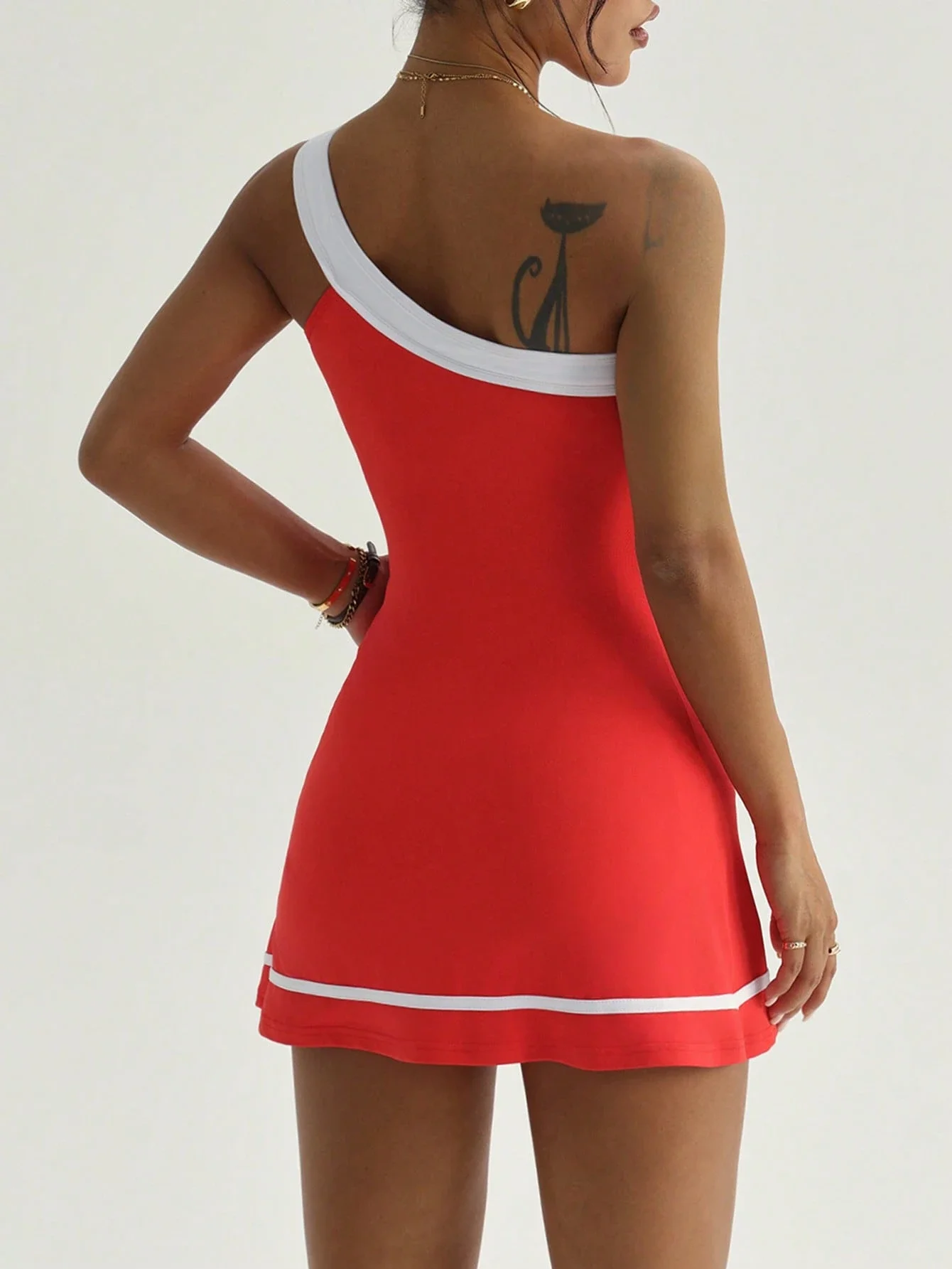 

Спортивное платье без рукавов на одно плечо с контрастной белой отделкой и карманами, мини-длина