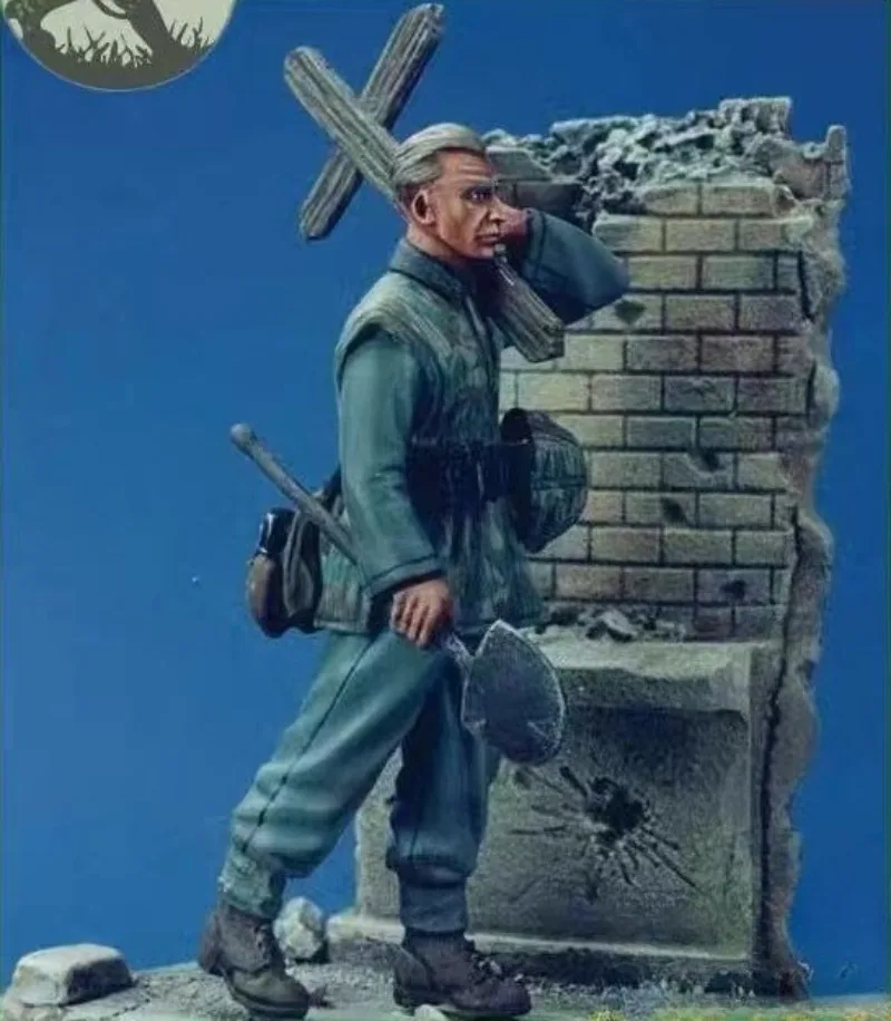 1/35 Scale Resin Figure Assembled Model Kit Soldier Holding Cross History Miniature Garage Kit Unassembled and Unpainted