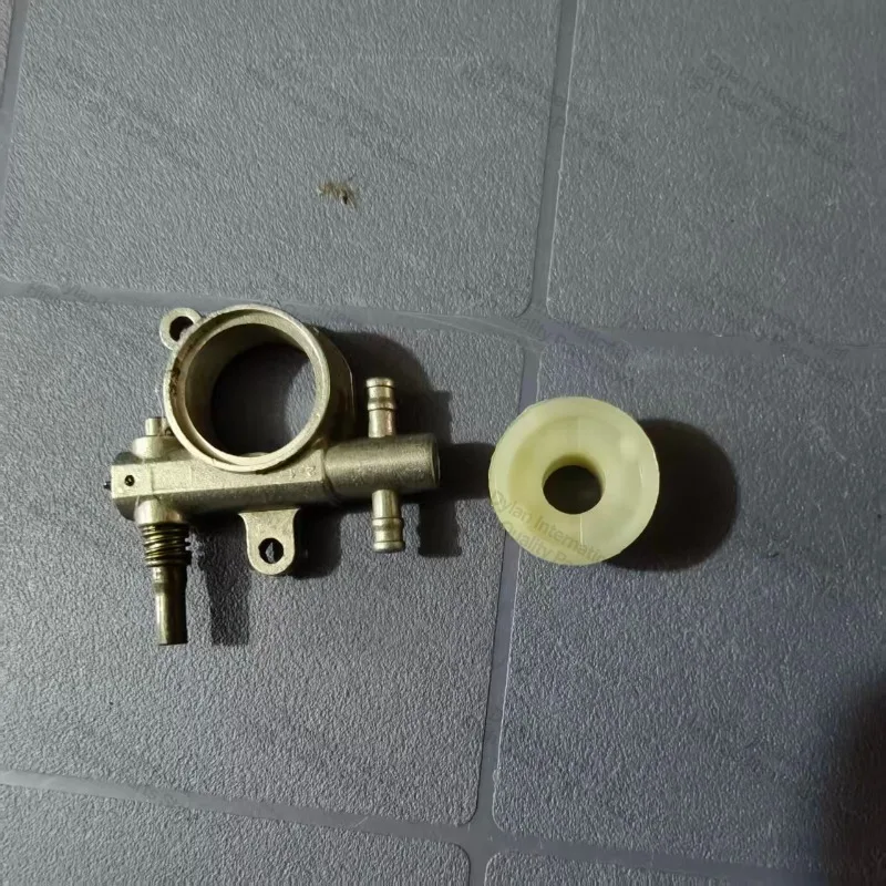 25CC/38CC 2500/3800 Chainsaw  Oil Pump Spare Parts Chainsaw Oil Pump with Worm Drive Gear  Garden Tool Parts Accessorie