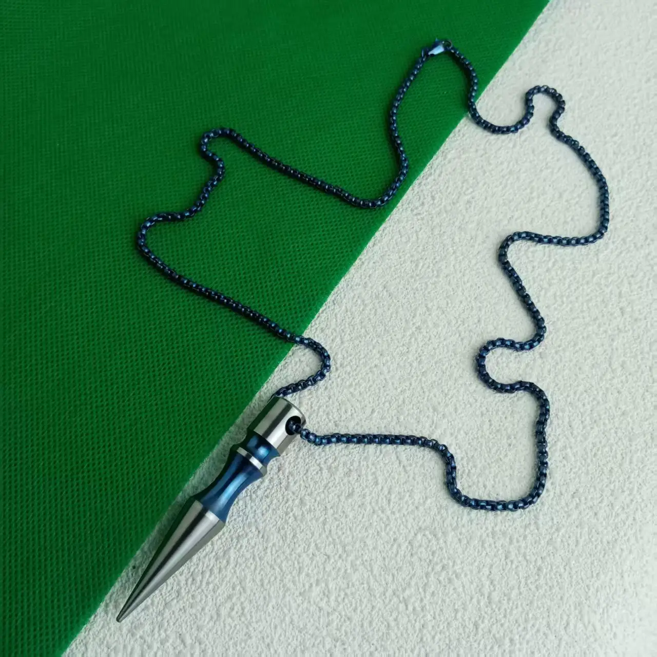 

Pure titanium blue square box word chain paired with pendant for a cool and gentle pearl collision