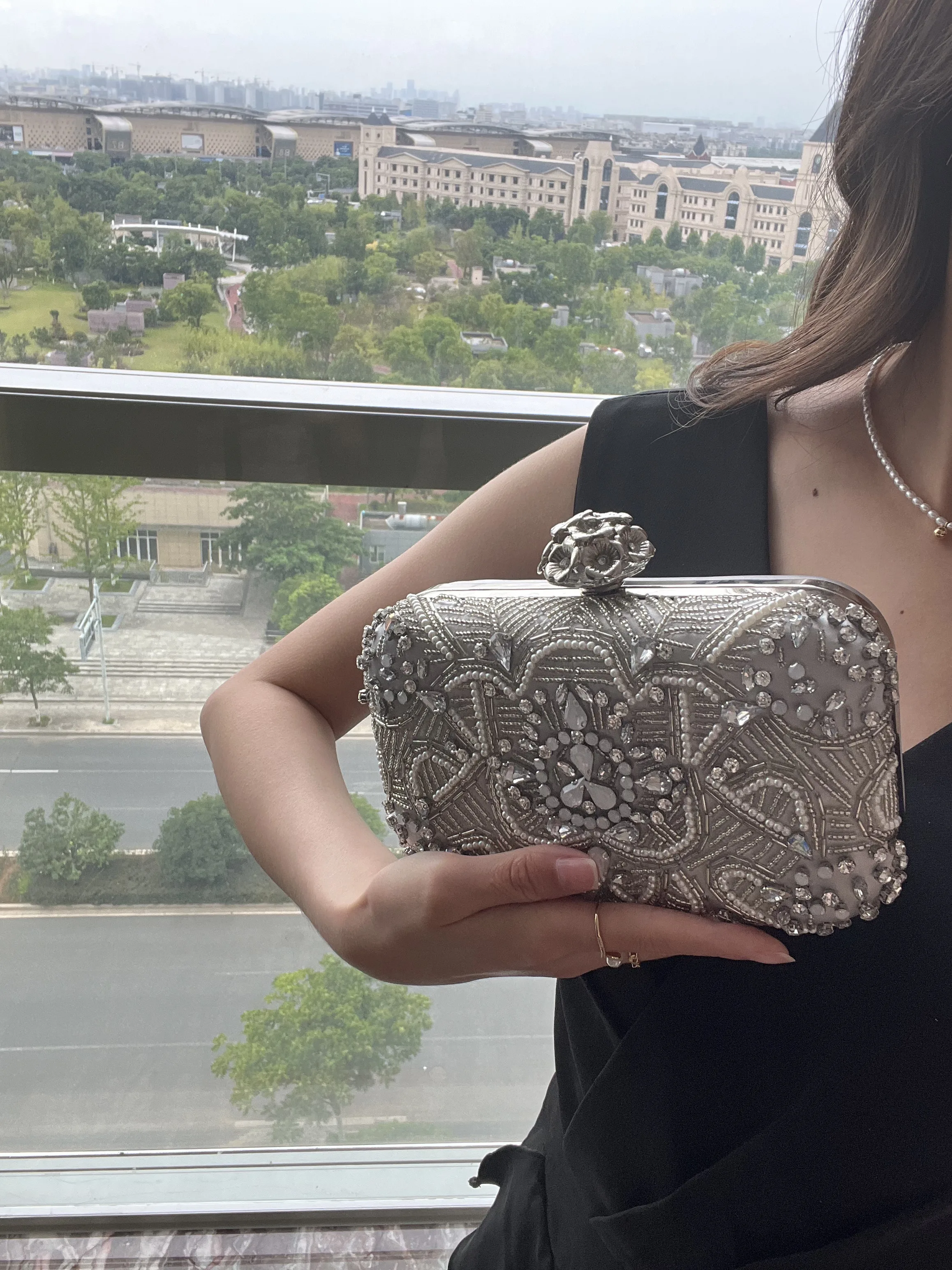 New Women\'s Handheld Bag with European and American Style Diamond Embedding Party Evening Dress Bag Bridesmaid Storage Bag