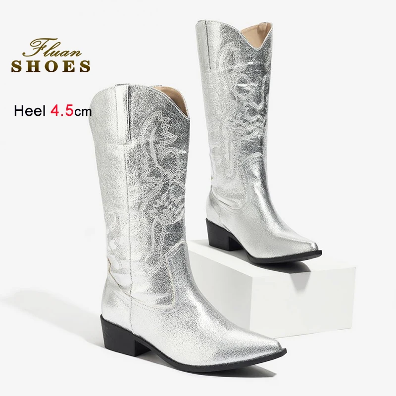 

Ковбойские сапоги в стиле вестерн с вышивкой, роскошные серебряные женские сапоги до середины икры на высоком каблуке 4,5 см с острым носком, яркая уютная осенняя обувь