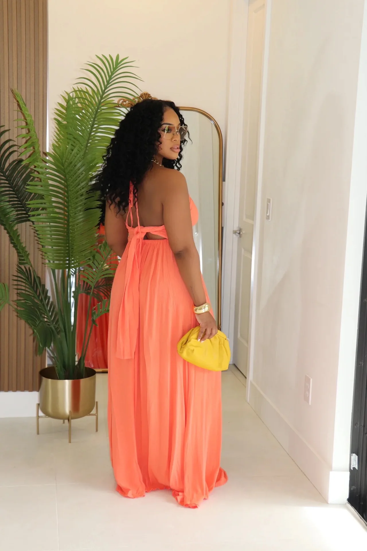 ชุดเดรสยาวแม็กซี่คอวีลึก แขนกุด ผูกโบว์ด้านหลัง สำหรับผู้หญิง ปี 2025 เหมาะสำหรับวันหยุดพักผ่อนชายหาด ปาร์ตี้สุดเซ็กซี่