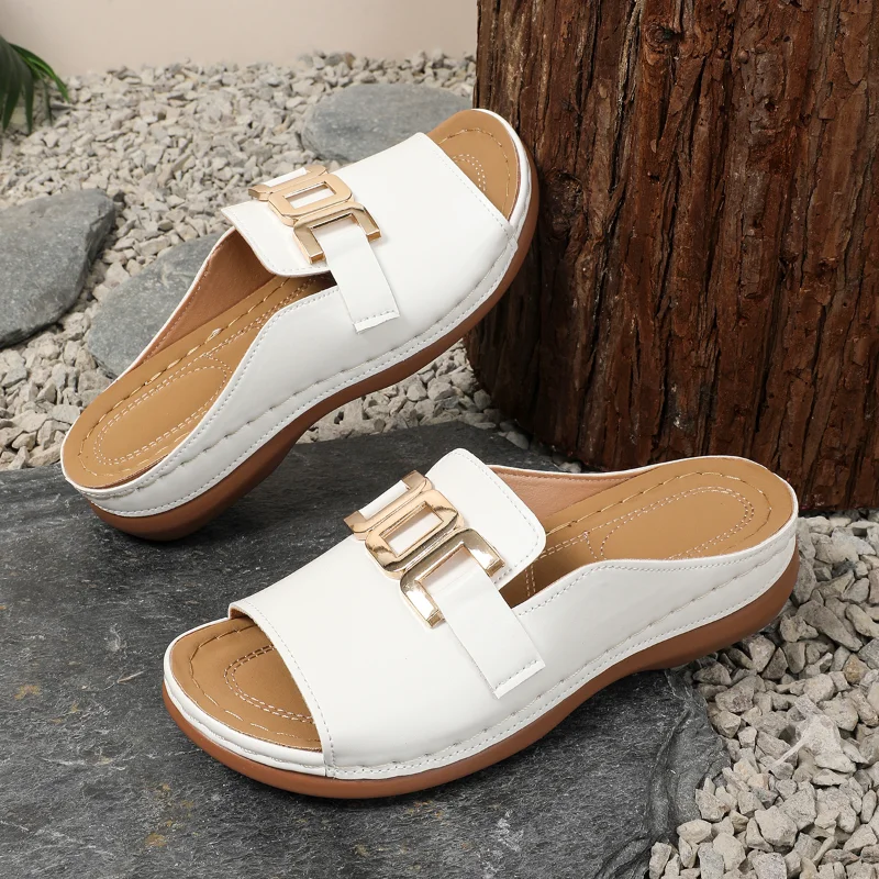 أحذية نسائية 2025 الصيف الصلبة النعال النسائية النعال غير رسمية النساء موضة ديكور معدني حجم كبير أحذية السيدات صندل خشبي