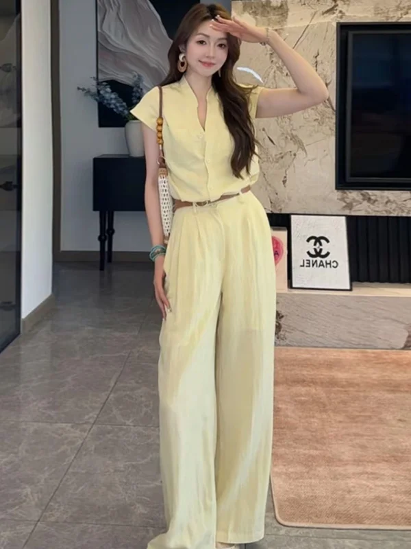 

Летний комплект 2026: Ретро-топ с V-образным вырезом и коротким рукавом, брюки с высокой талией и широкими штанинами, модный женский костюм-двойка.