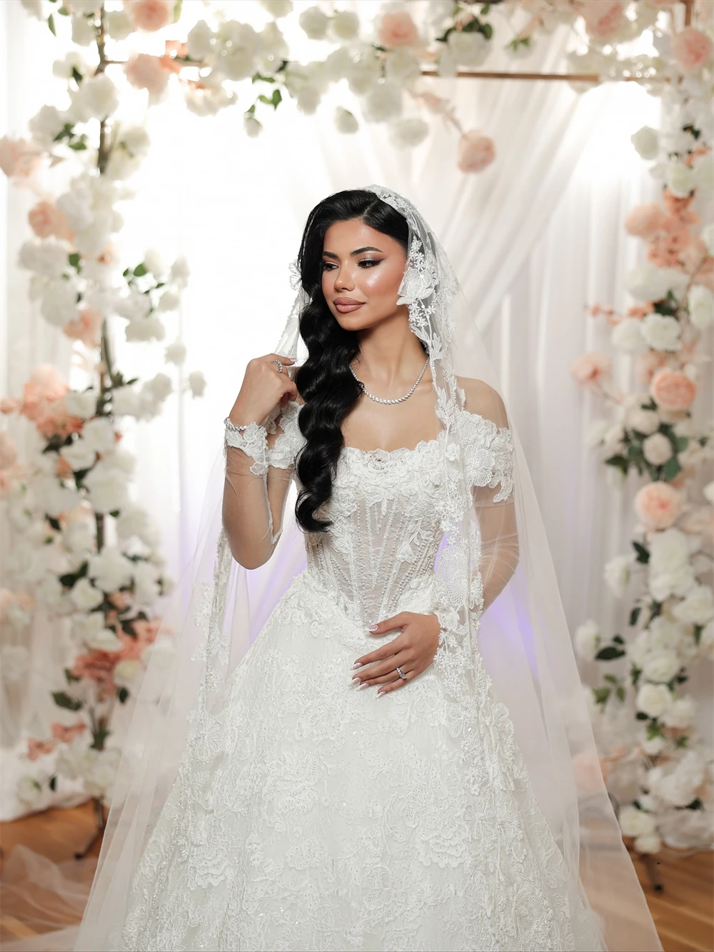 

Customized Dreamy White Organza Wedding Dress Boho Scoop Long Sleeves Robe de mariée Soft A-Line Court Train Vestido De Novia