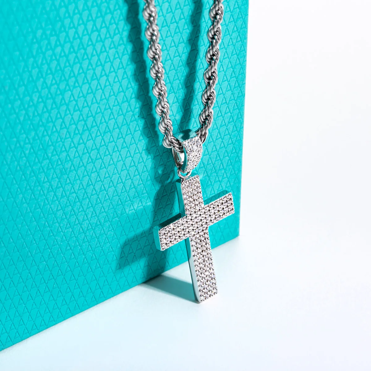 AnuJewel Funkelnder 0,832 Karat D-Farben-Moissanit-Kreuzanhänger, mehrlagige Hip-Hop-Halskette aus 925er Sterlingsilber, New Age Dope Schmuck – Detail 2