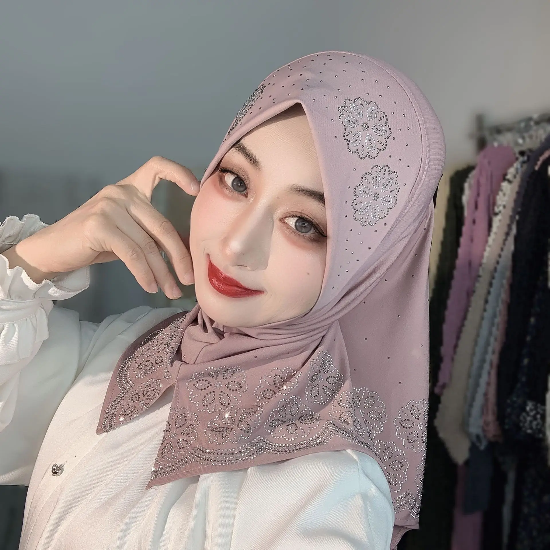 Ready To Wear Muslim Hijab Women Rhinestone Floral Design Soft Chiffon Instant Headscarf Islamic Daily Prayer Head Wrap Scarf view 5