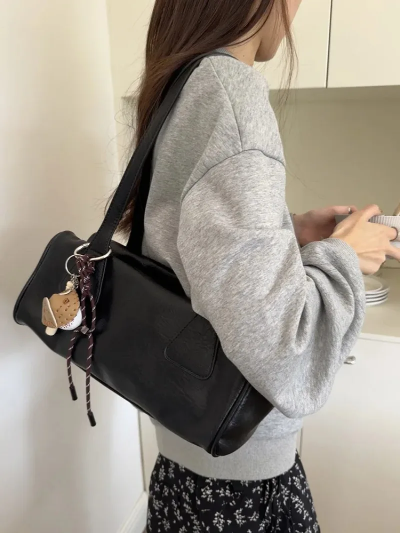 กระเป๋าหนัง PU ดีไซน์เรียบง่ายสำหรับผู้หญิง ปี 2025 สไตล์วินเทจ Y2K กระเป๋าสะพายไหล่ กระเป๋าถือโท้ท กระเป๋าถือสีพื้นสำหรับสุภาพสตรี