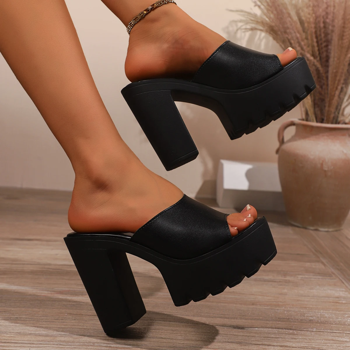 2025 الصيف المرأة منصة مكتنزة الشرائح أسود/بيج المفتوحة تو سميكة وحيد صنادل عالية الكعب عدم الانزلاق أحذية البغال غير رسمية للحفلات P