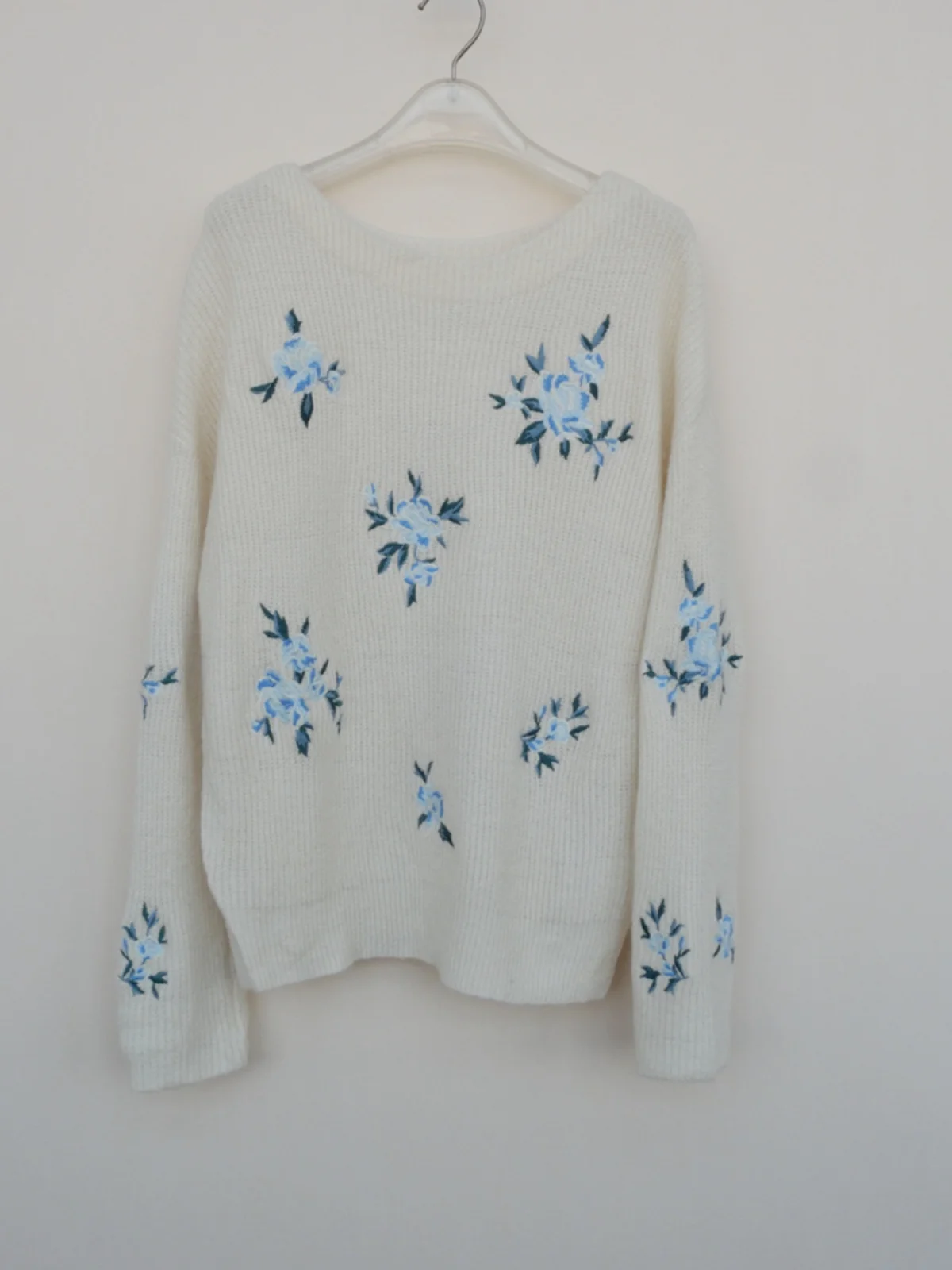 سترة نسائية شتوية فضفاضة مستديرة مطرزة خفيفة الوزن منفوشة 3 أمتار بيضاء مريحة للتنقل من الألياف المنصهرة #1