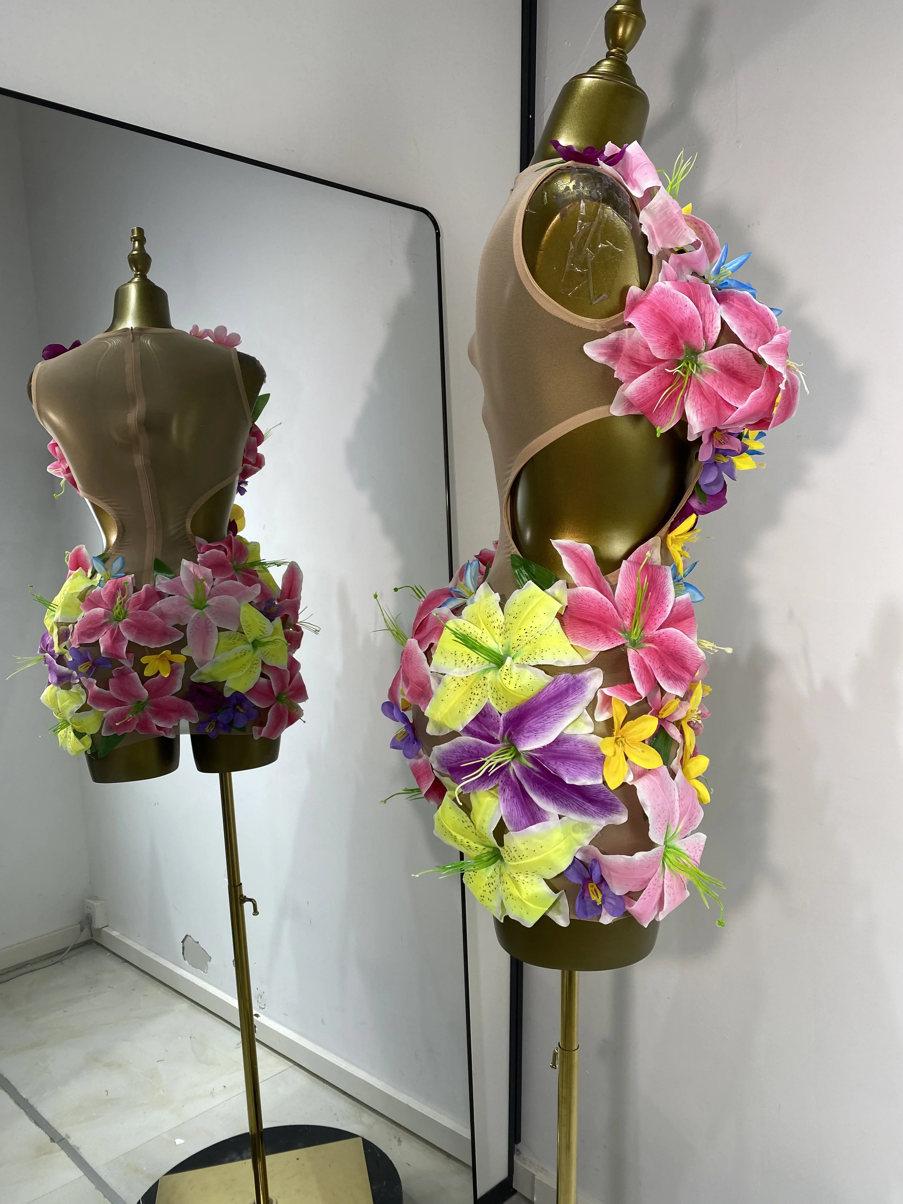 ชุดเดรสสั้นรัดรูปสำหรับถ่ายภาพผู้หญิง ประดับดอกไม้ คริสตัล ผ้าตาข่ายโปร่งแสง ตัดเว้าช่วงเอว เหมาะสำหรับงานวันเกิด งานเลี้ยง