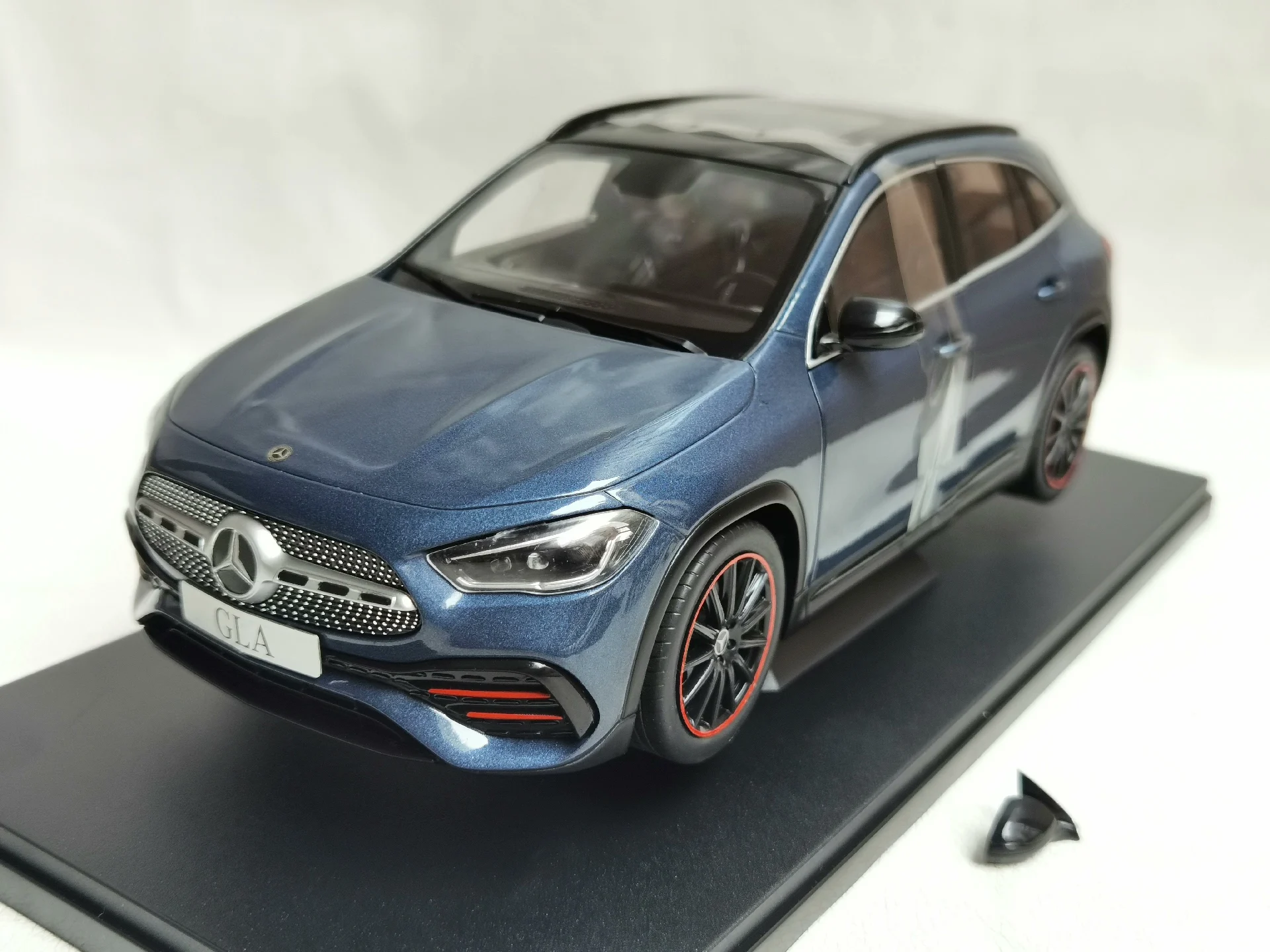 Diecast IXO 1:18 Scale Mercedes Benz GLA AMG LINE Alloy Car Model Collectible Toy Gift Souvenir Display Ornaments