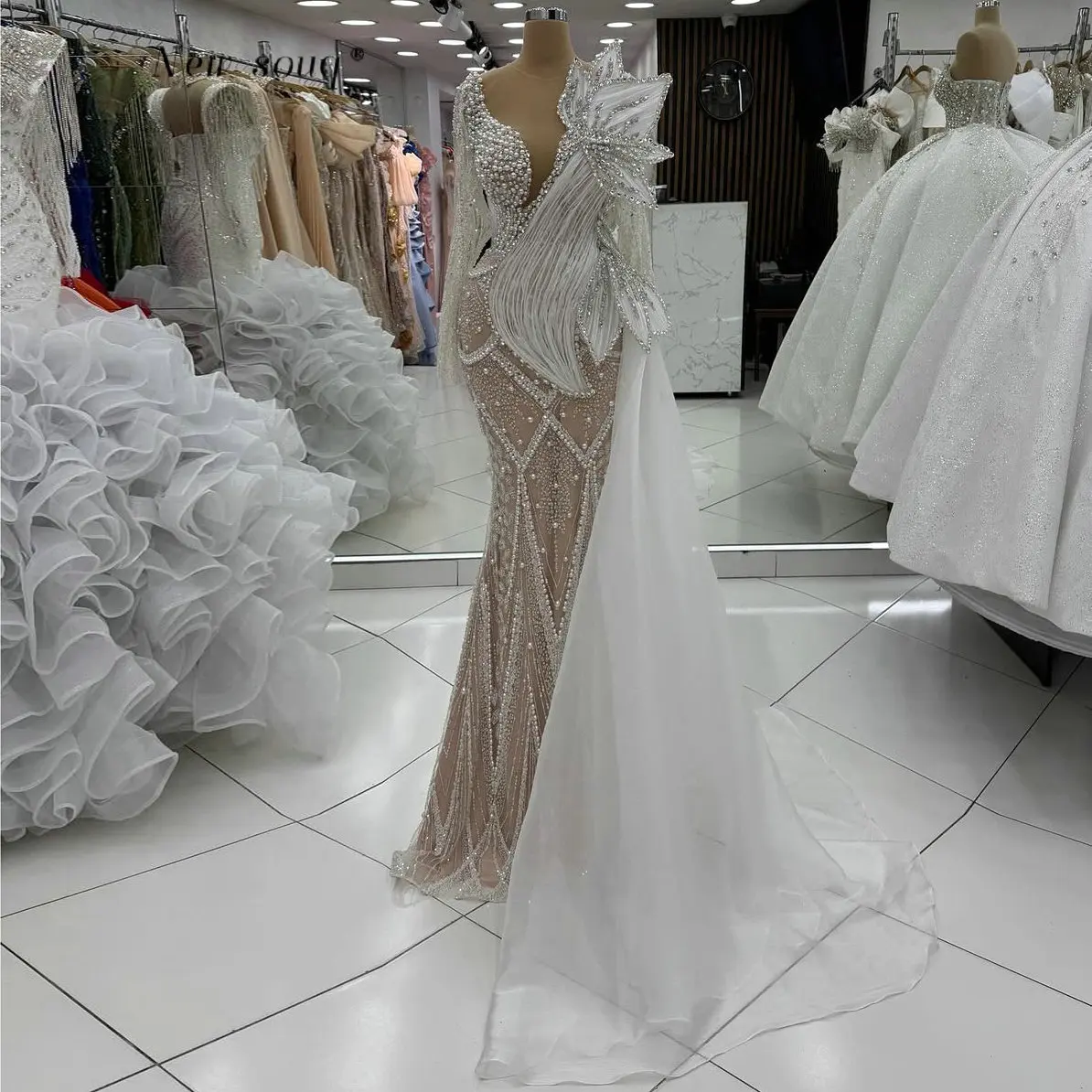 

Dubai Luxury Off White Wedding Evening Dresses Glitter Crystals Pearls Beaded Designer Pageant Events Party Gowns Customized