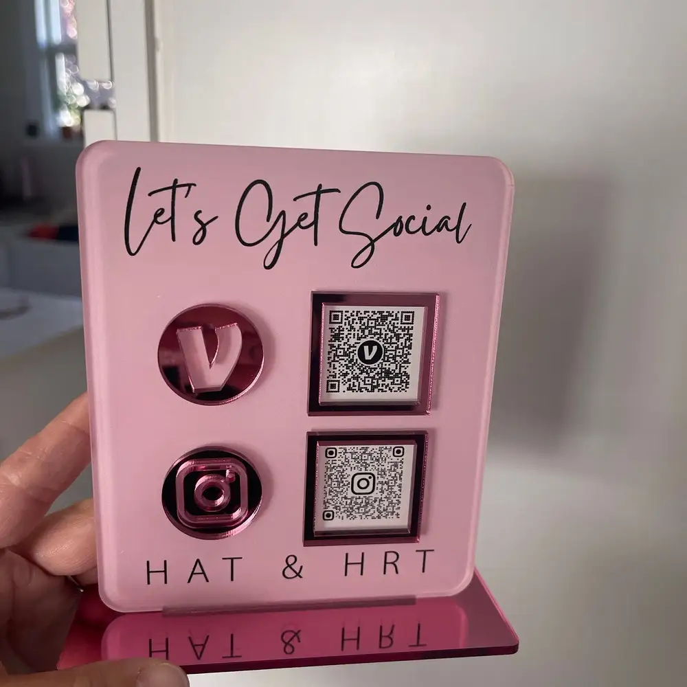Image of Personalisierter Acryl-QR-Code-Displayständer für den Schreibtisch, individuell bedrucktes Schild, geeignet für Einzelhandelsgeschäfte zur Steigerung der Social-Media-Nutzung.