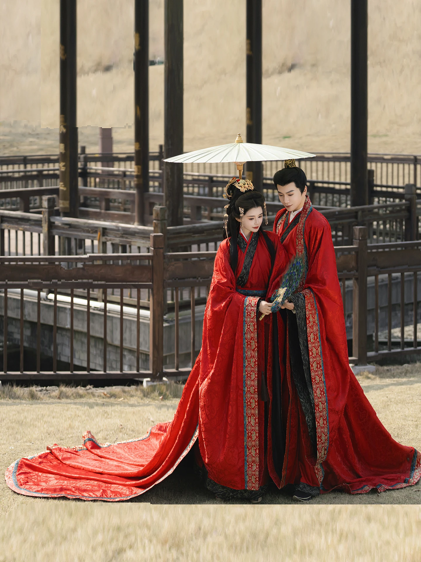 

Комплект свадебных платьев Ханьфу: Красный церемониальный наряд (мужская и женская версии), с богатой отделкой, большой объем, форма для восстановления формы изделия.