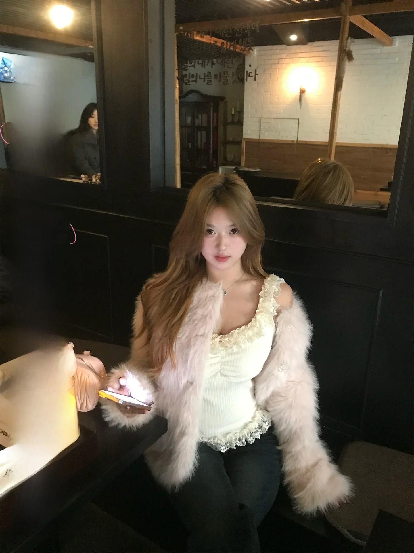 

Теплая пушистая верхняя одежда: укороченное свободное женское повседневное пальто из полиэстера, утепленное, короткого фасона, облегающее фигуру.