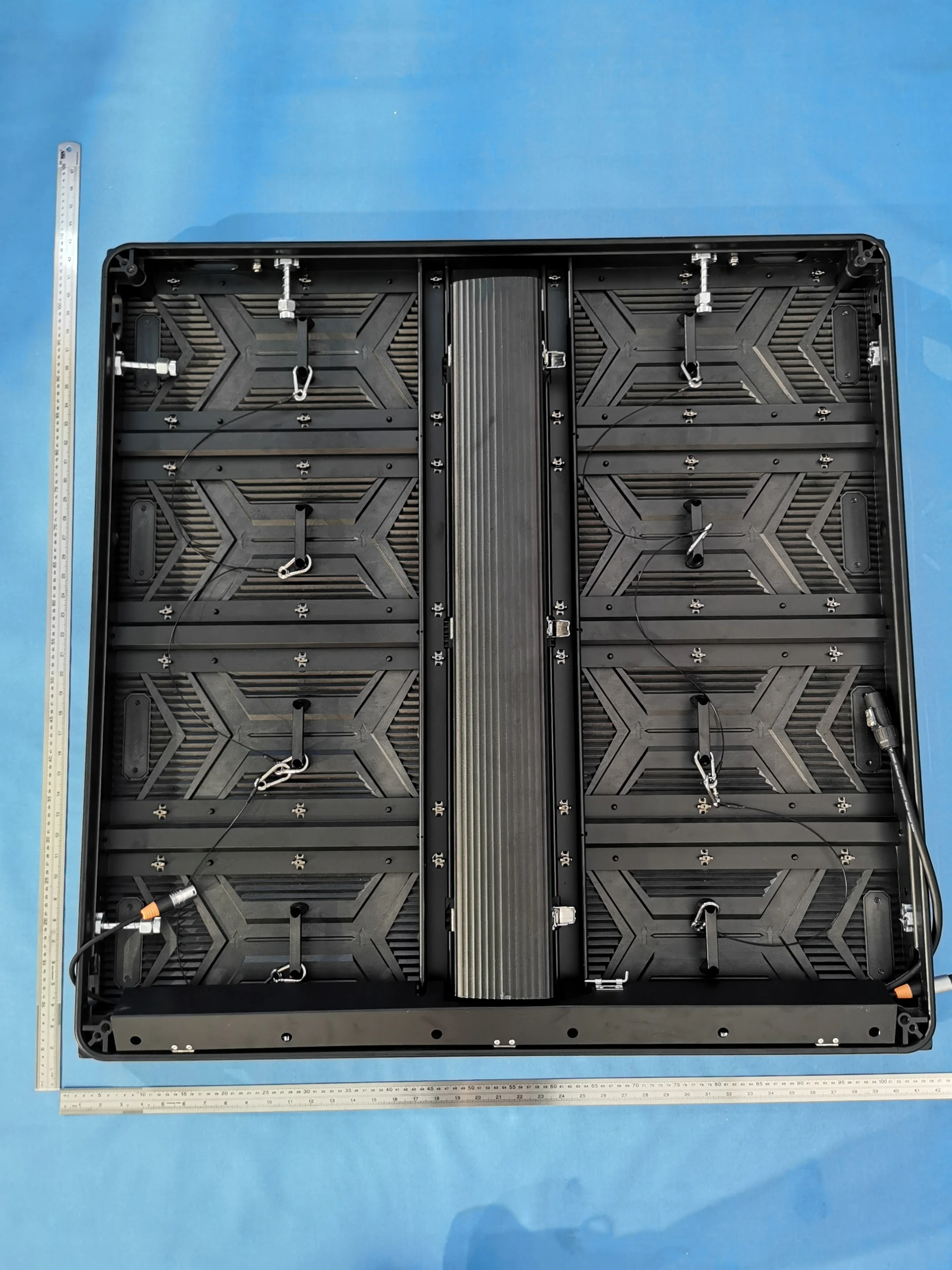 IP65 High Brightness P3.91 Outdoor LED Screen Display Video Wall Truss Top for Education Shopping Malls & Elevator Use