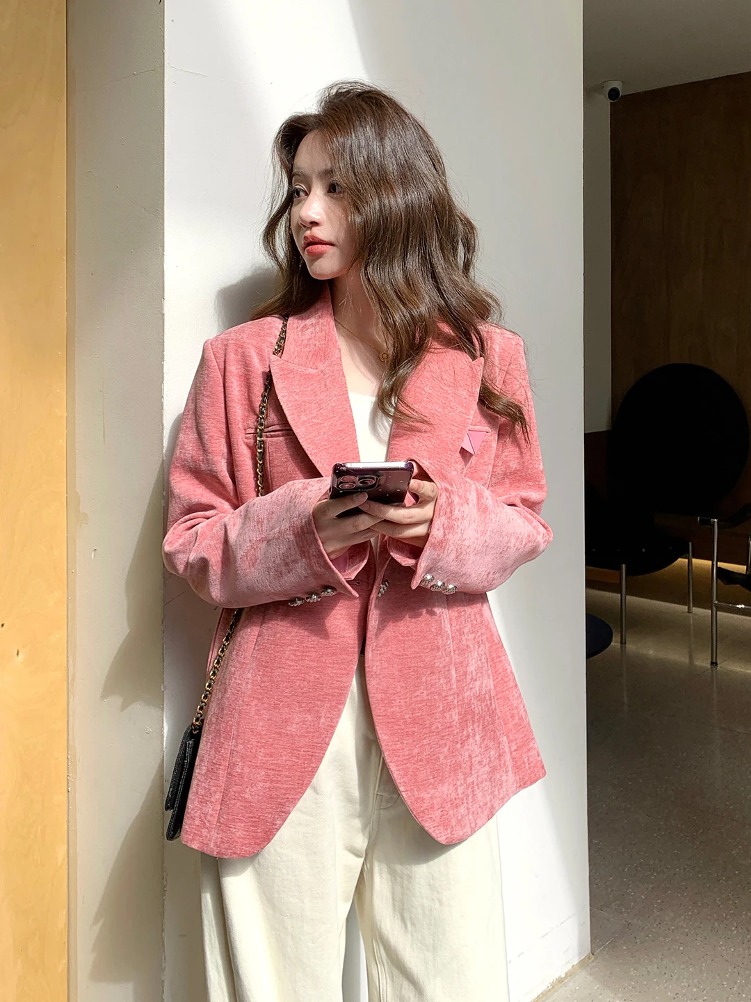 

Modern Velvet Pink Suit Jacket Women's Stylish Spring Autumn High-End Crisp Windbreaker Commute Style Loose Fit Long Sleeve