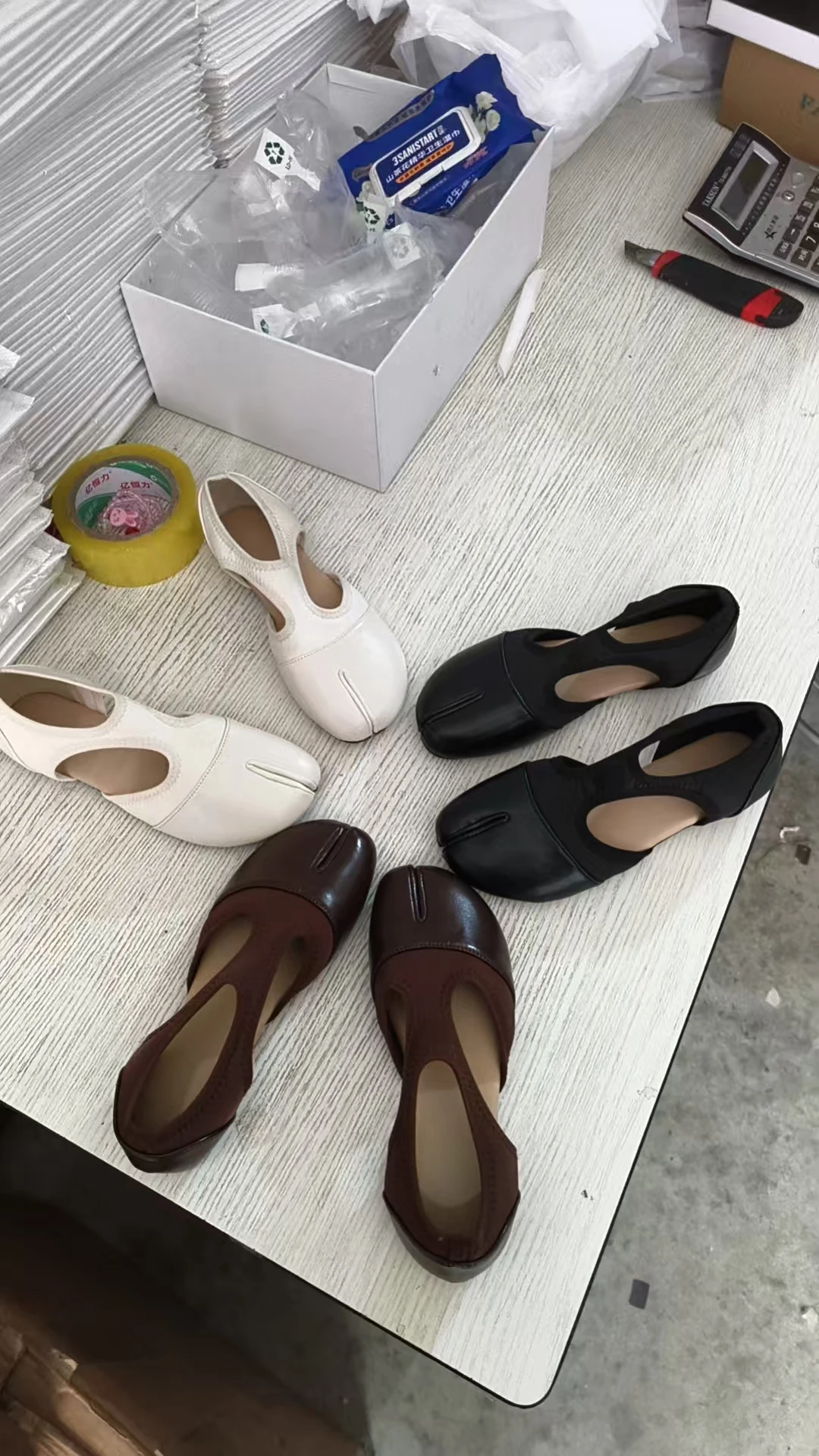 2026 Modische Damen-Markenschuhe Mary Janes Sommer Split-Toe Walking Sneakers Lässige Loafers Designer Schwarze Ballerinas Sandalen – Detail 14