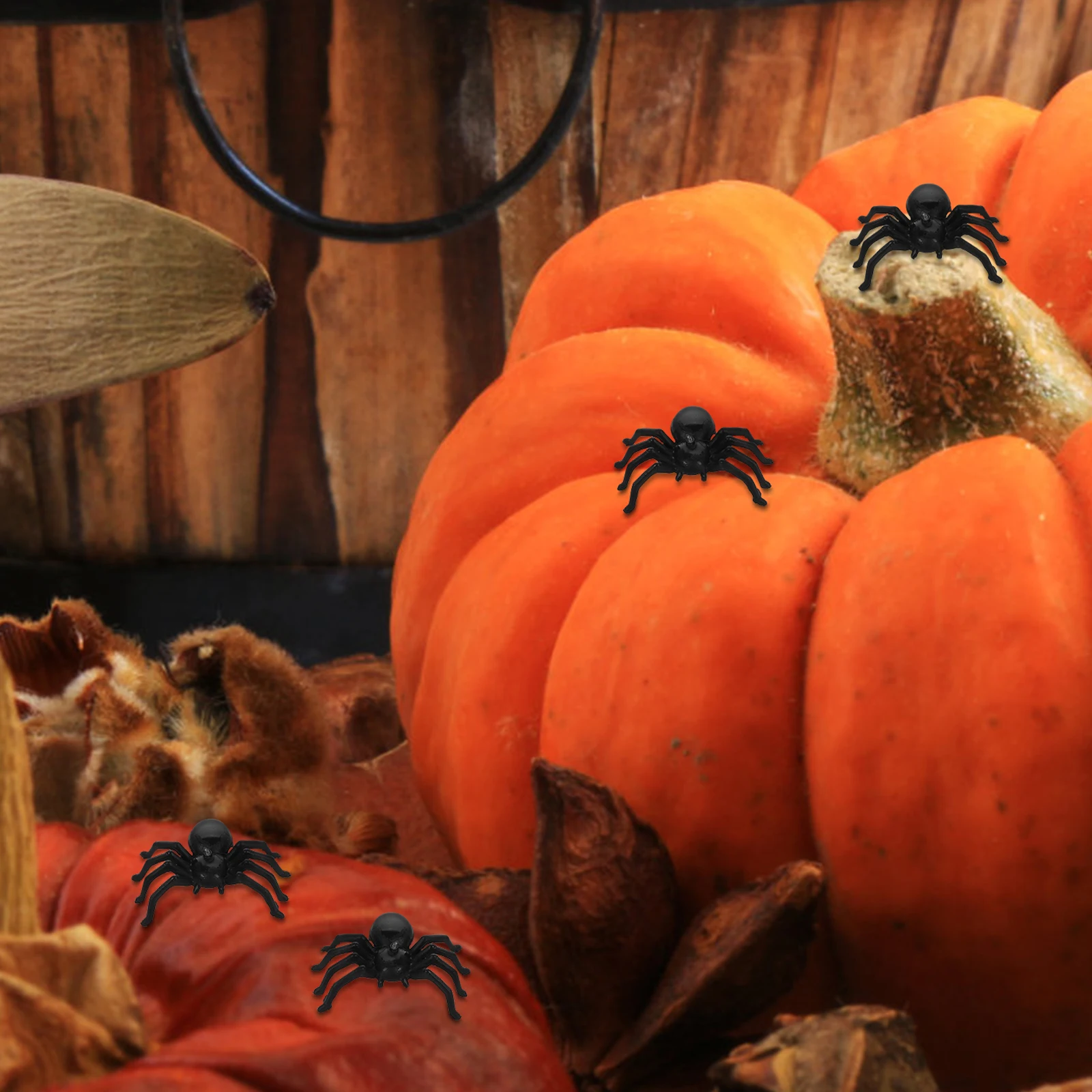 

100 шт., мини-маленькие пластиковые пауки на Хэллоуин, реалистичные черные декоративные реквизиты для вечеринки, дома, дома, на открытом воздухе, имитация паука