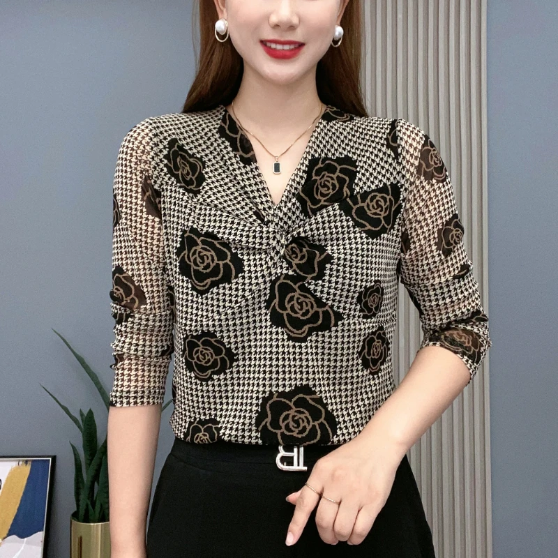 

V-neck Western-style Base Shirt for Women New Fashion Long Sleeved T-shirt for Women 2024 Early Autumn Top Trend Small Shirt